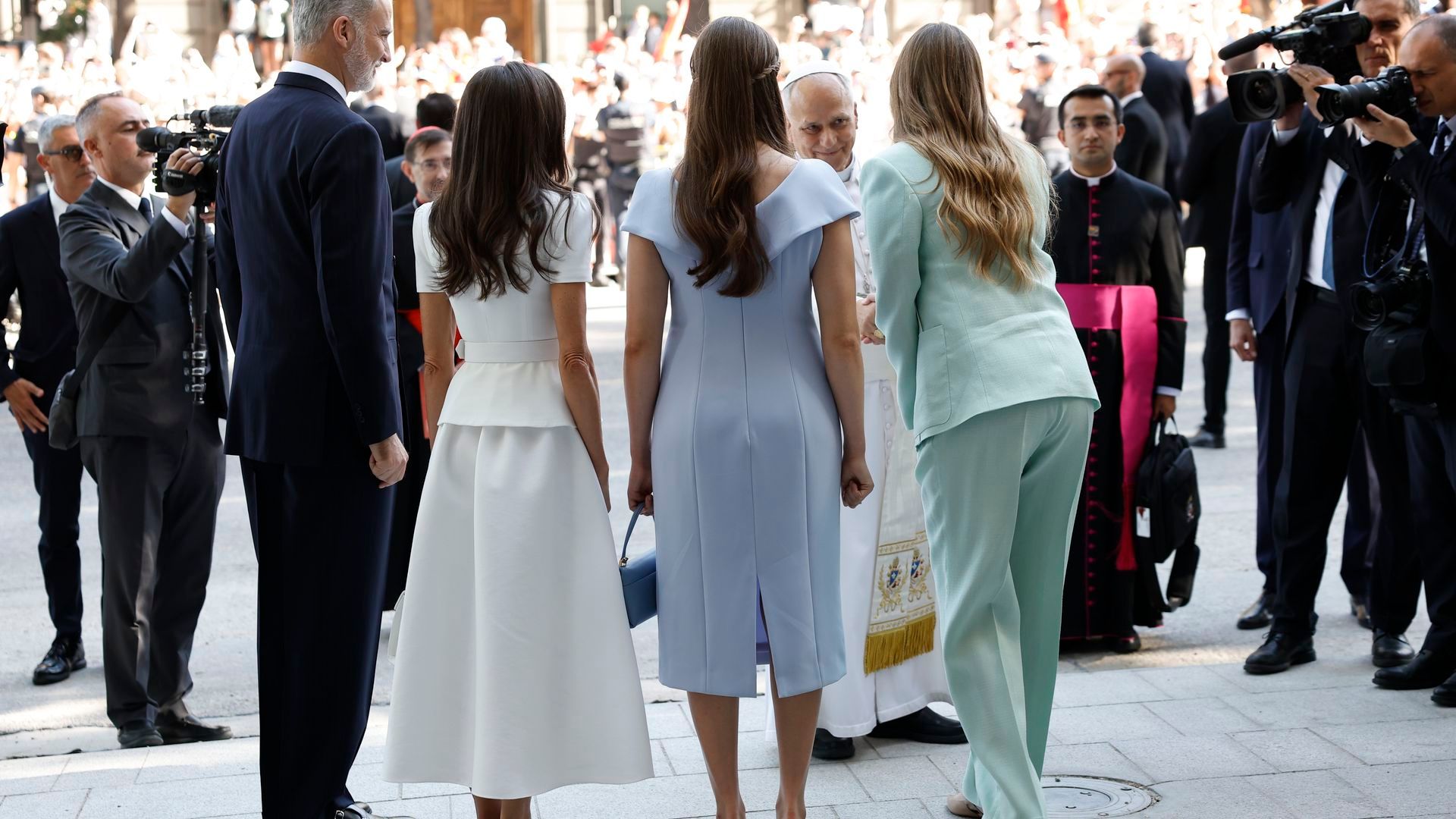 La reina Letizia repite su 'privilegio del blanco' con un traje sastre con chaqueta en la misa del papa León XIV en Cibeles