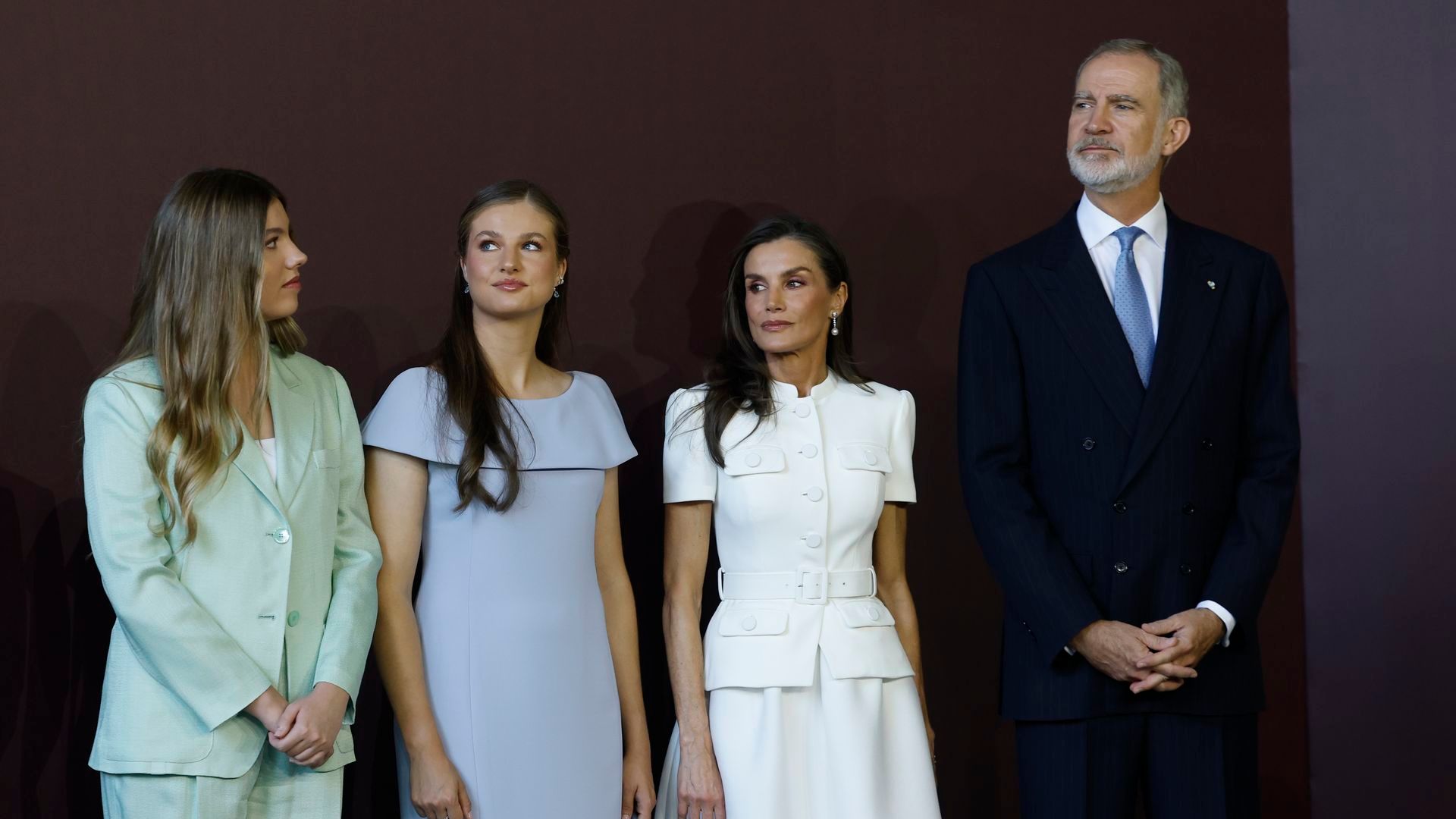 La reina Letizia repite su 'privilegio del blanco' con un traje sastre con chaqueta en la misa del papa León XIV en Cibeles