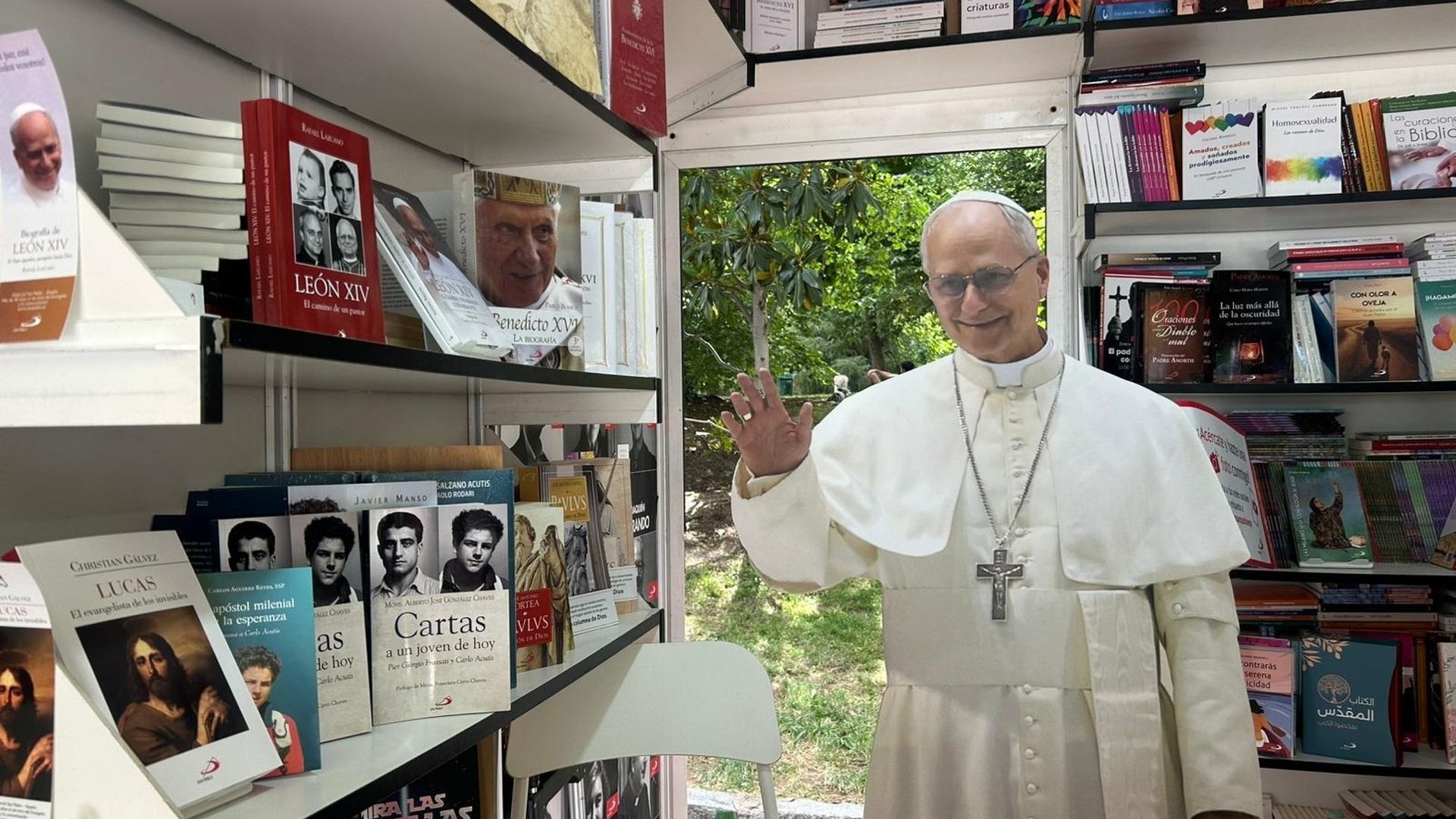 La visita del papa León XIV dispara la venta de libros religiosos