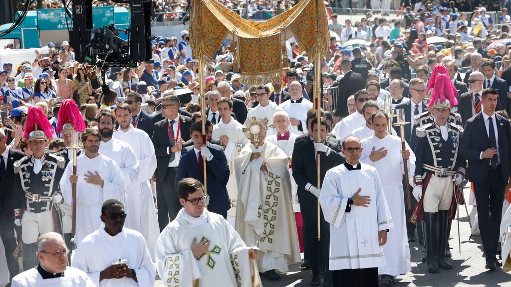 León XIV procesiona el Santísimo por una calle Alcalá convertida en una alfombra floral