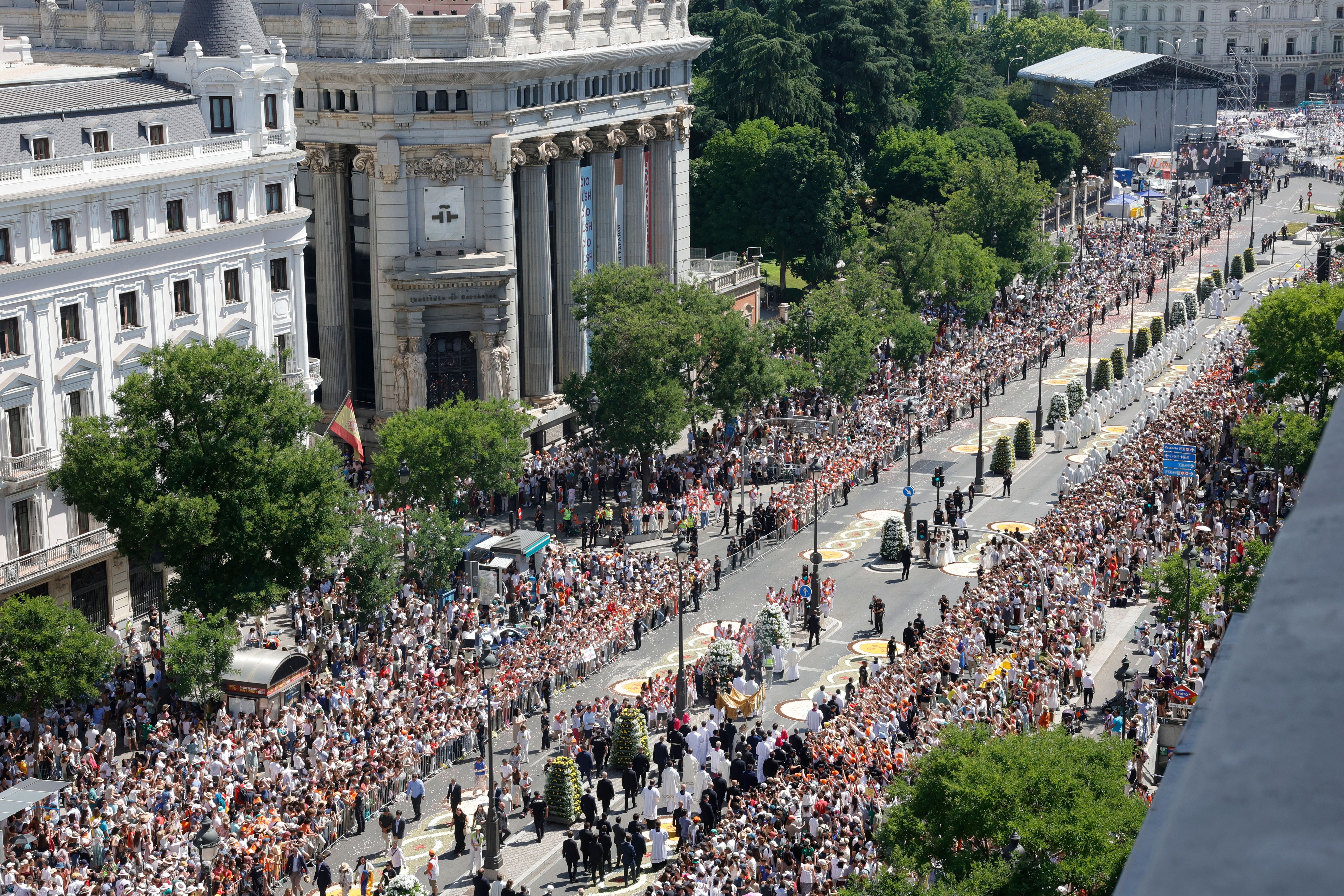 Las espectaculares imágenes de la masiva misa del Corpus Christi en Cibeles