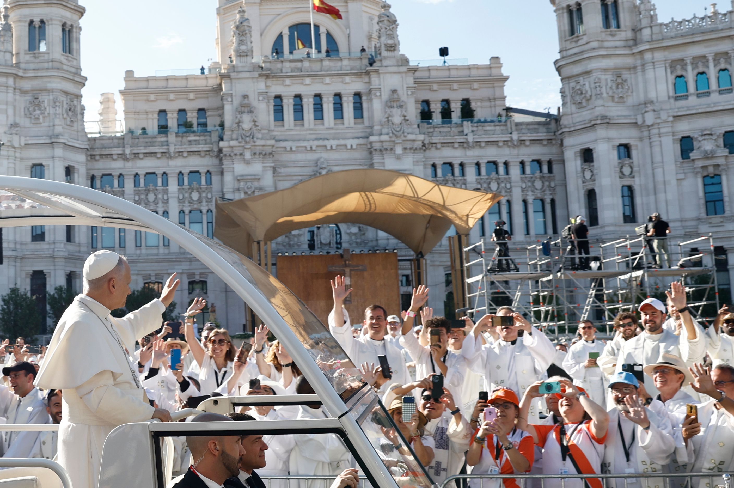 Las espectaculares imágenes de la masiva misa del Corpus Christi en Cibeles