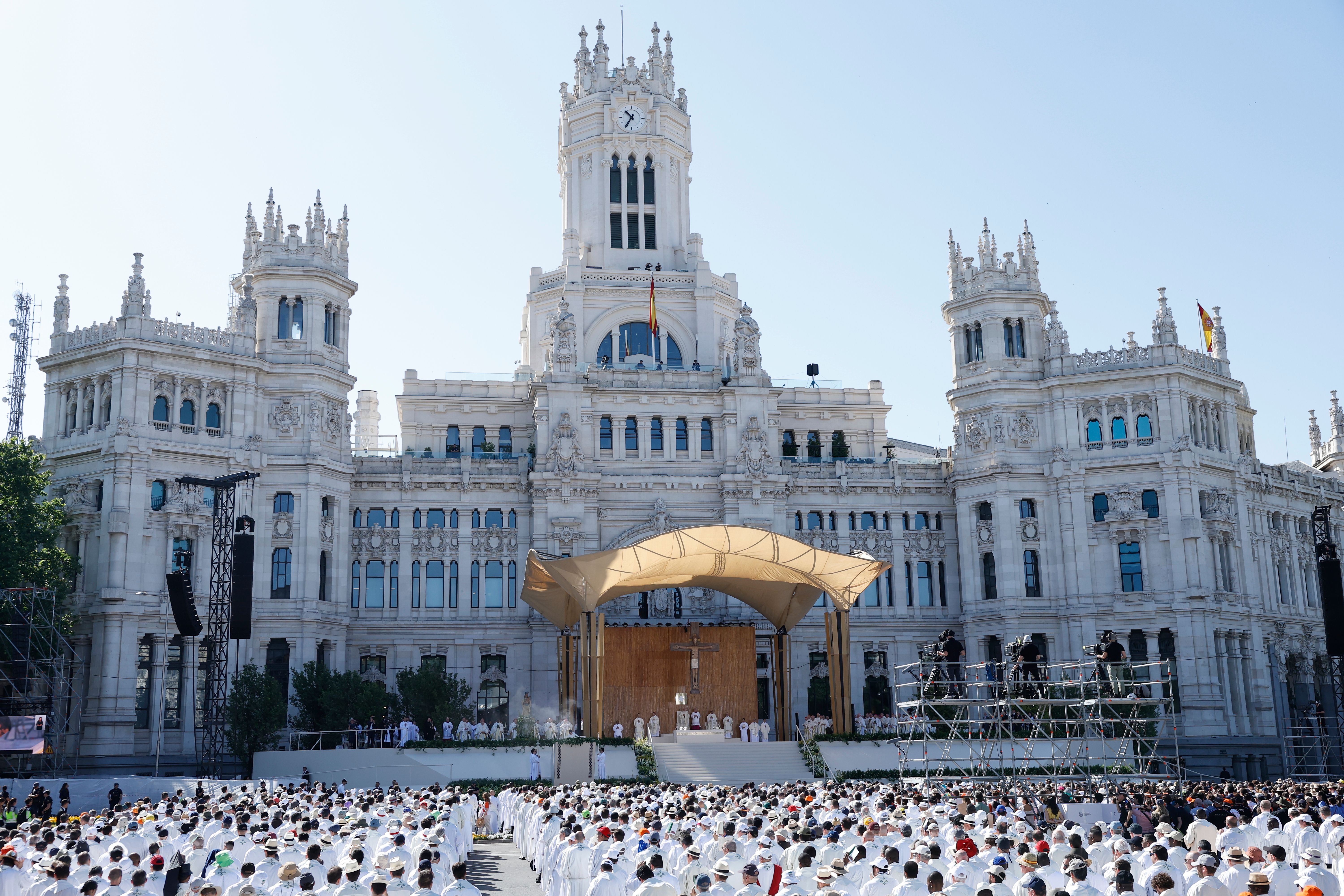 Las espectaculares imágenes de la masiva misa del Corpus Christi en Cibeles