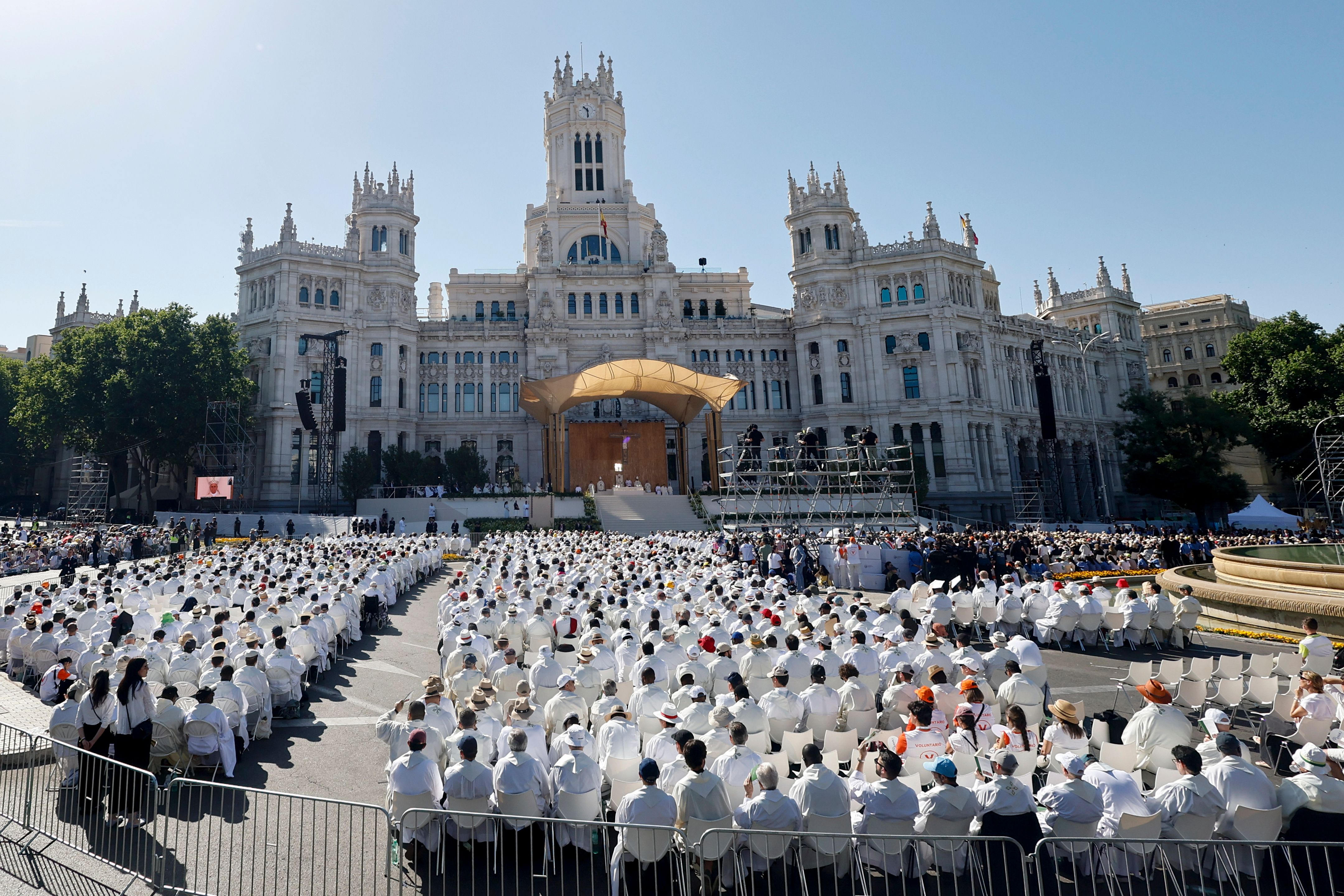 Las espectaculares imágenes de la masiva misa del Corpus Christi en Cibeles