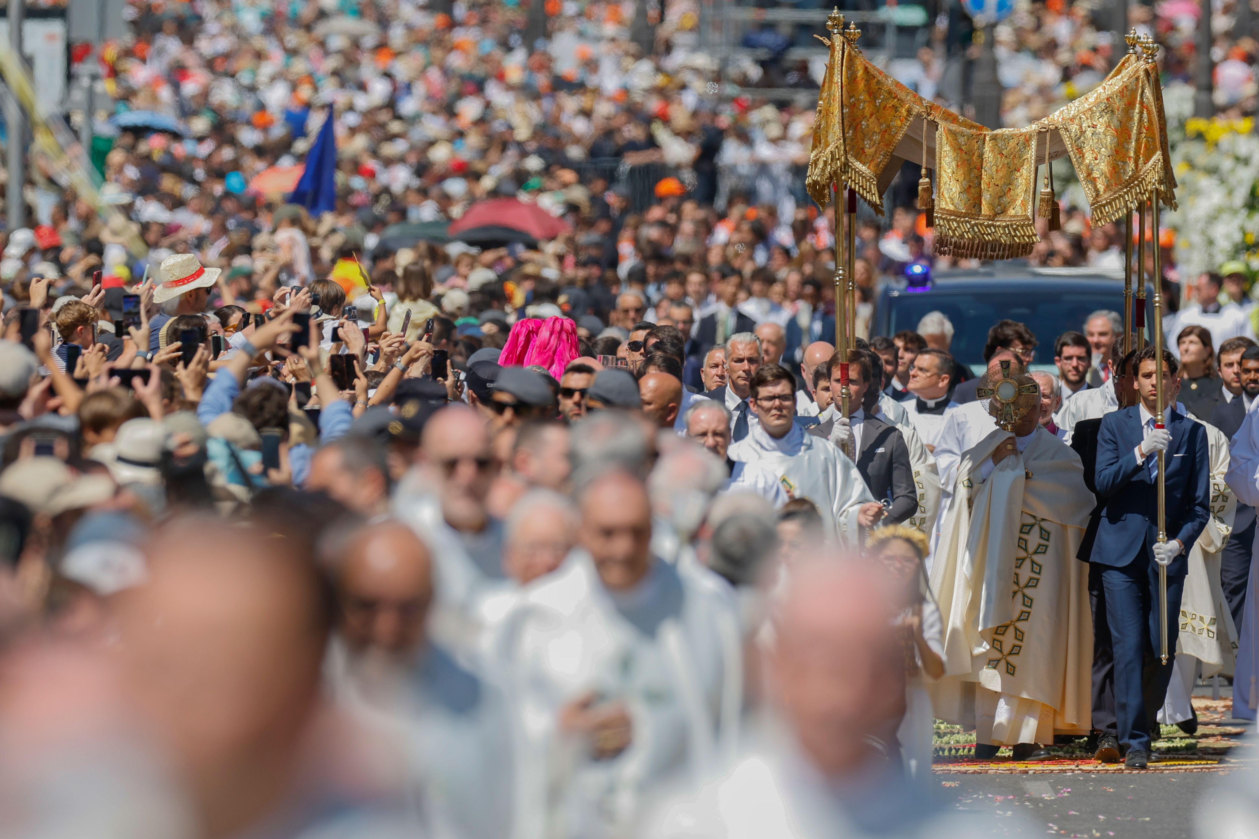 Las espectaculares imágenes de la masiva misa del Corpus Christi en Cibeles