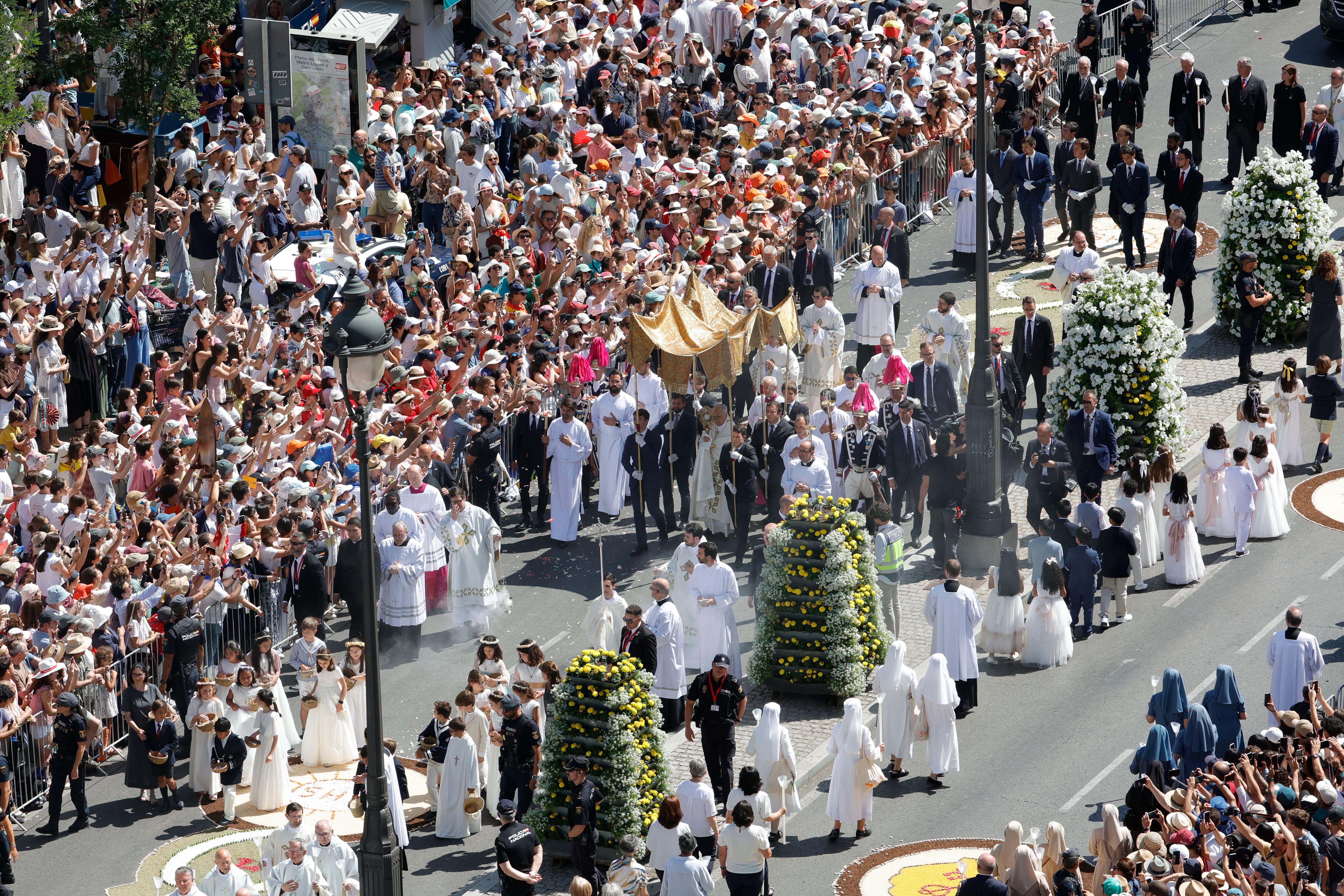 Las espectaculares imágenes de la masiva misa del Corpus Christi en Cibeles