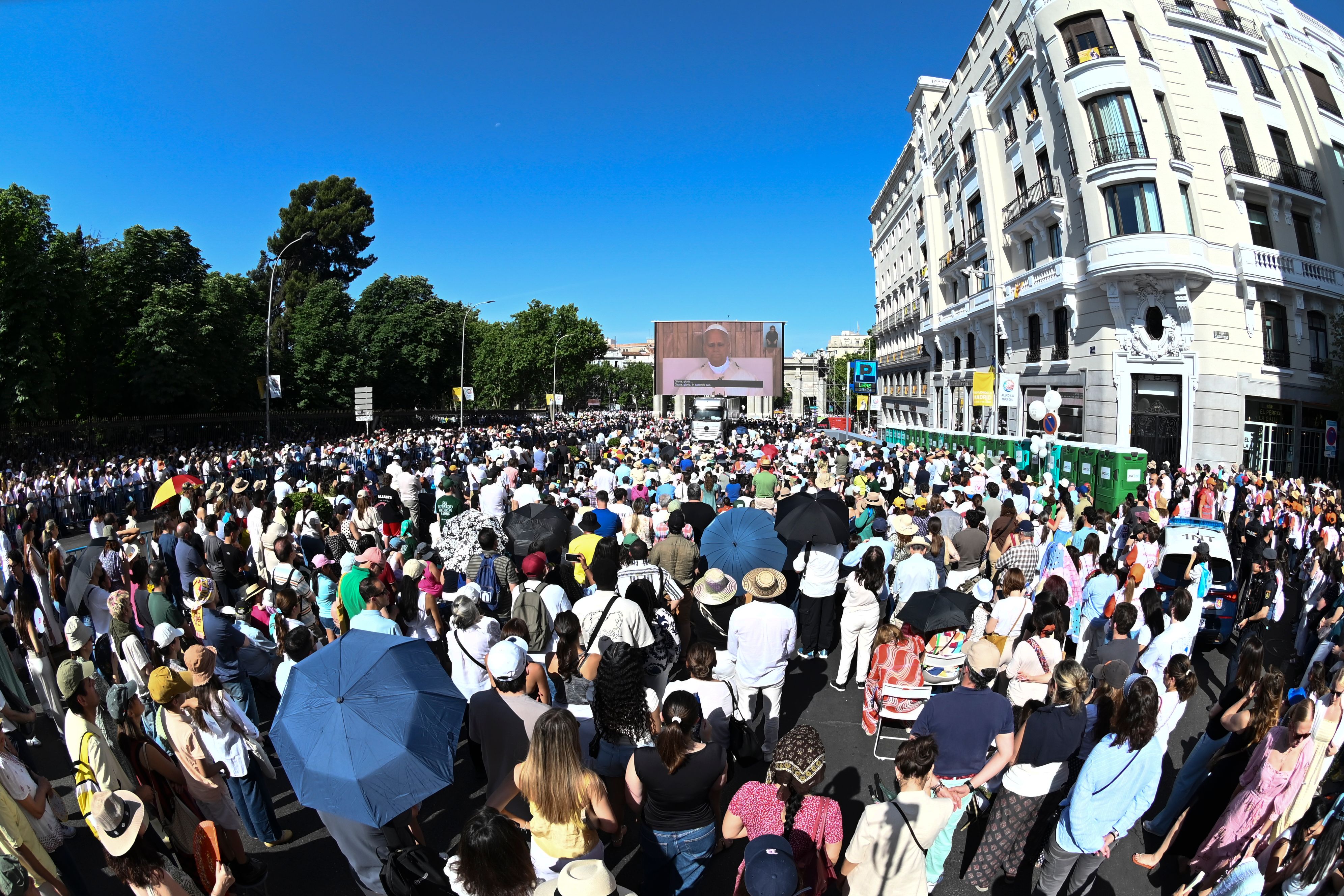 Las espectaculares imágenes de la masiva misa del Corpus Christi en Cibeles