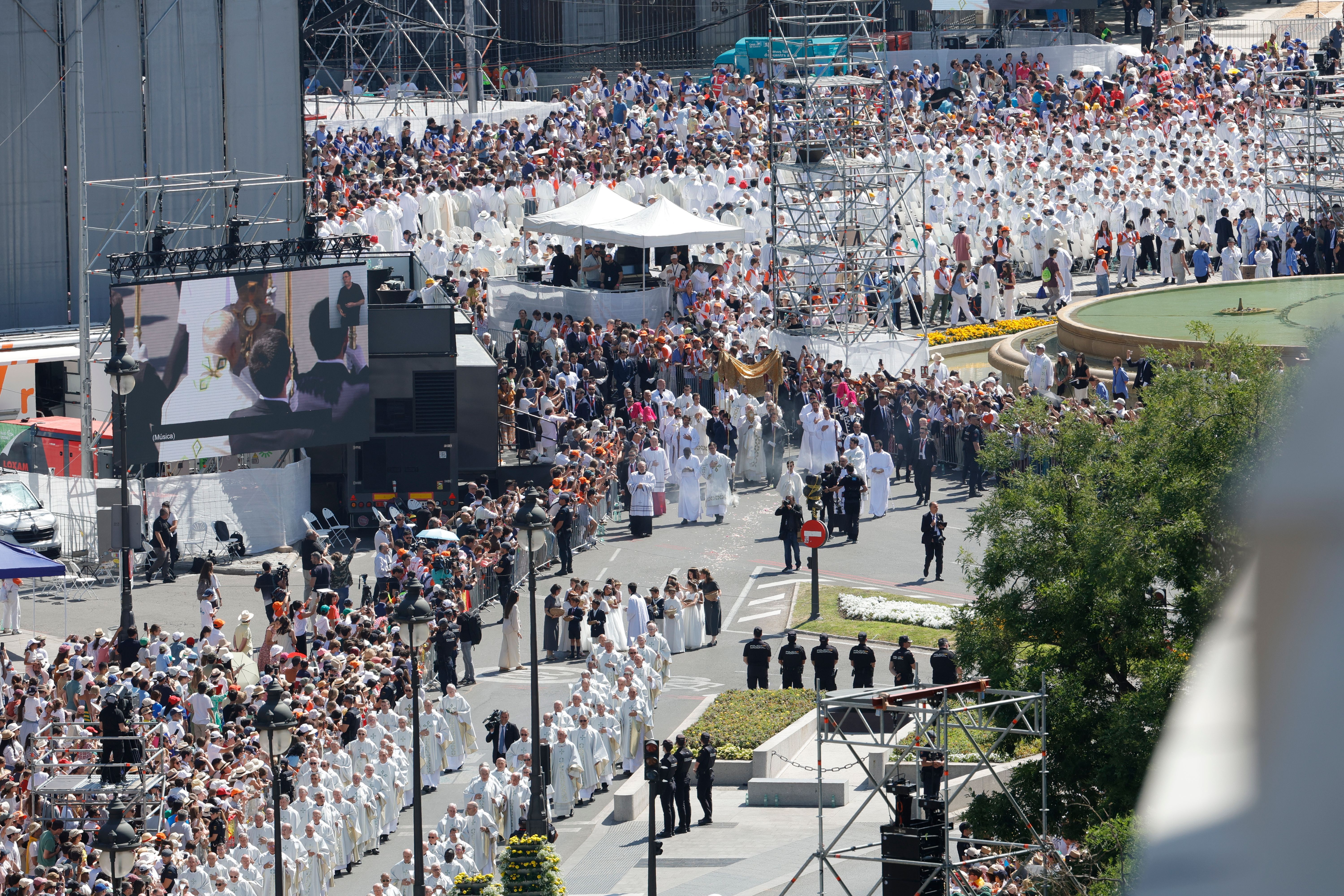 Las espectaculares imágenes de la masiva misa del Corpus Christi en Cibeles