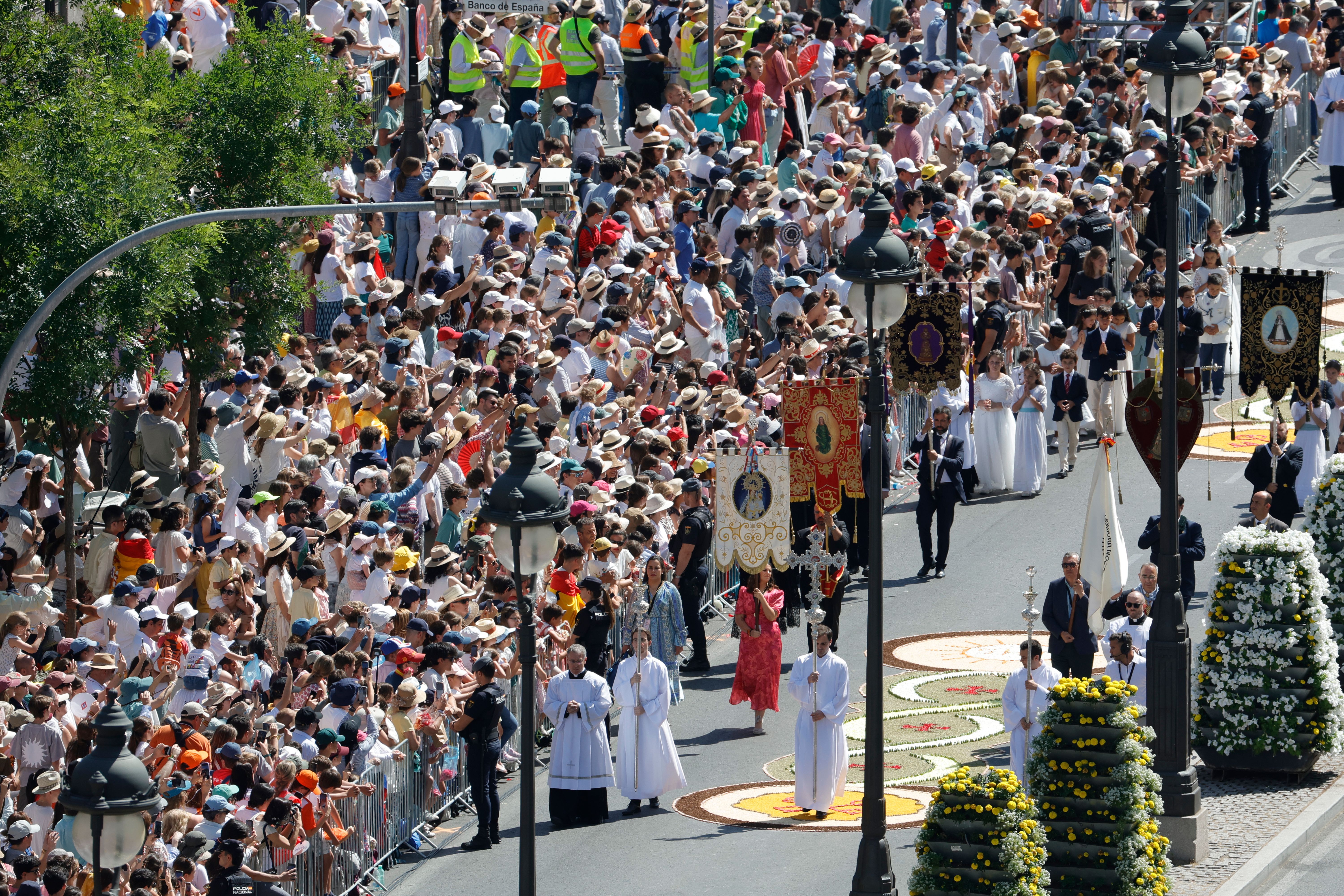 Las espectaculares imágenes de la masiva misa del Corpus Christi en Cibeles