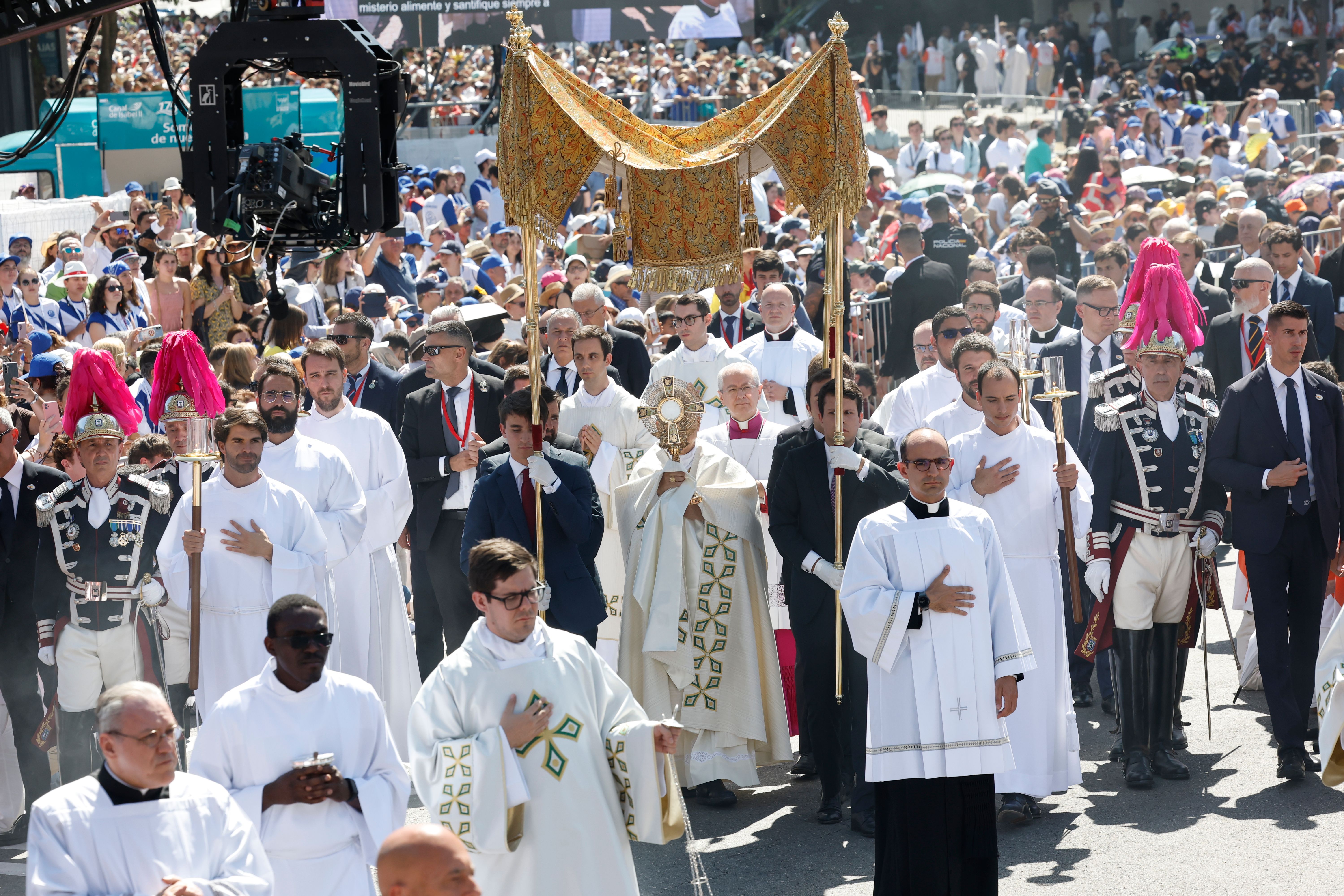Las espectaculares imágenes de la masiva misa del Corpus Christi en Cibeles