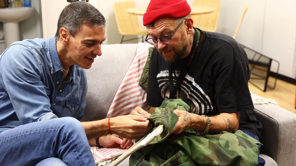 Pedro Sánchez sorprende, junto a su mujer y Salvador Illa, en el Primavera Sound: vibra con Gorillaz y charla con Damon Albarn o Amaia