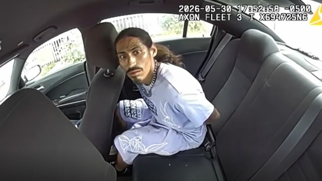 El rocambolesco intento de huida de un detenido en Texas: salta a la parte delantera del coche patrulla y lo pone en marcha