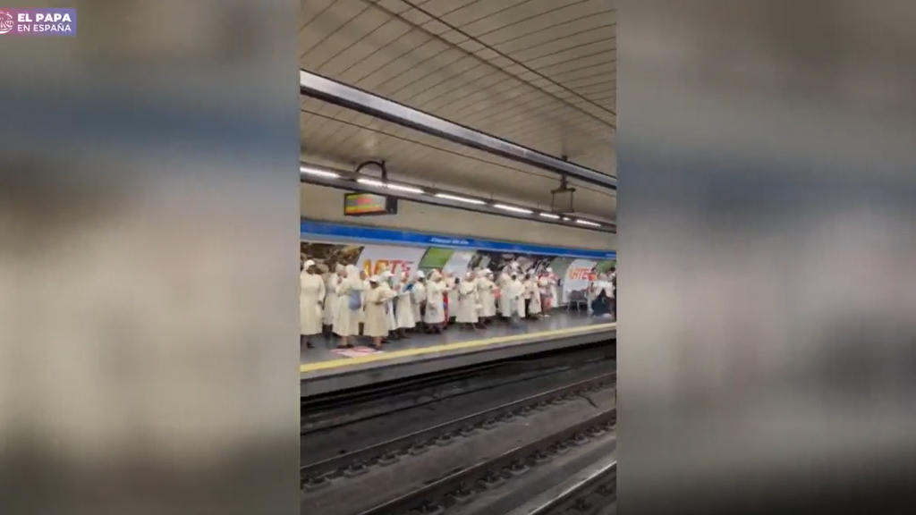 El metro de Madrid se inunda de coros religioso por la visita del papa León XIV a la capital Informativos Telecinco 2026 Es noticia 612