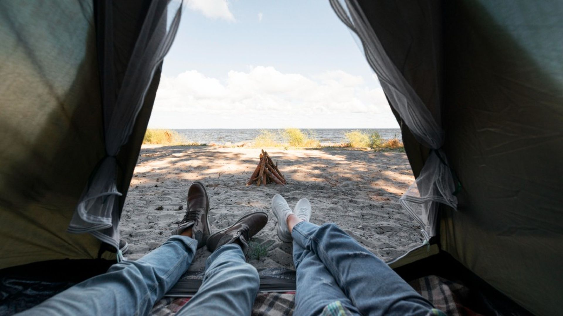 A pesar de lo idílico, acampar en la playa suele estar prohibido A pesar de lo idílico, acampar en la playa suele estar prohibido