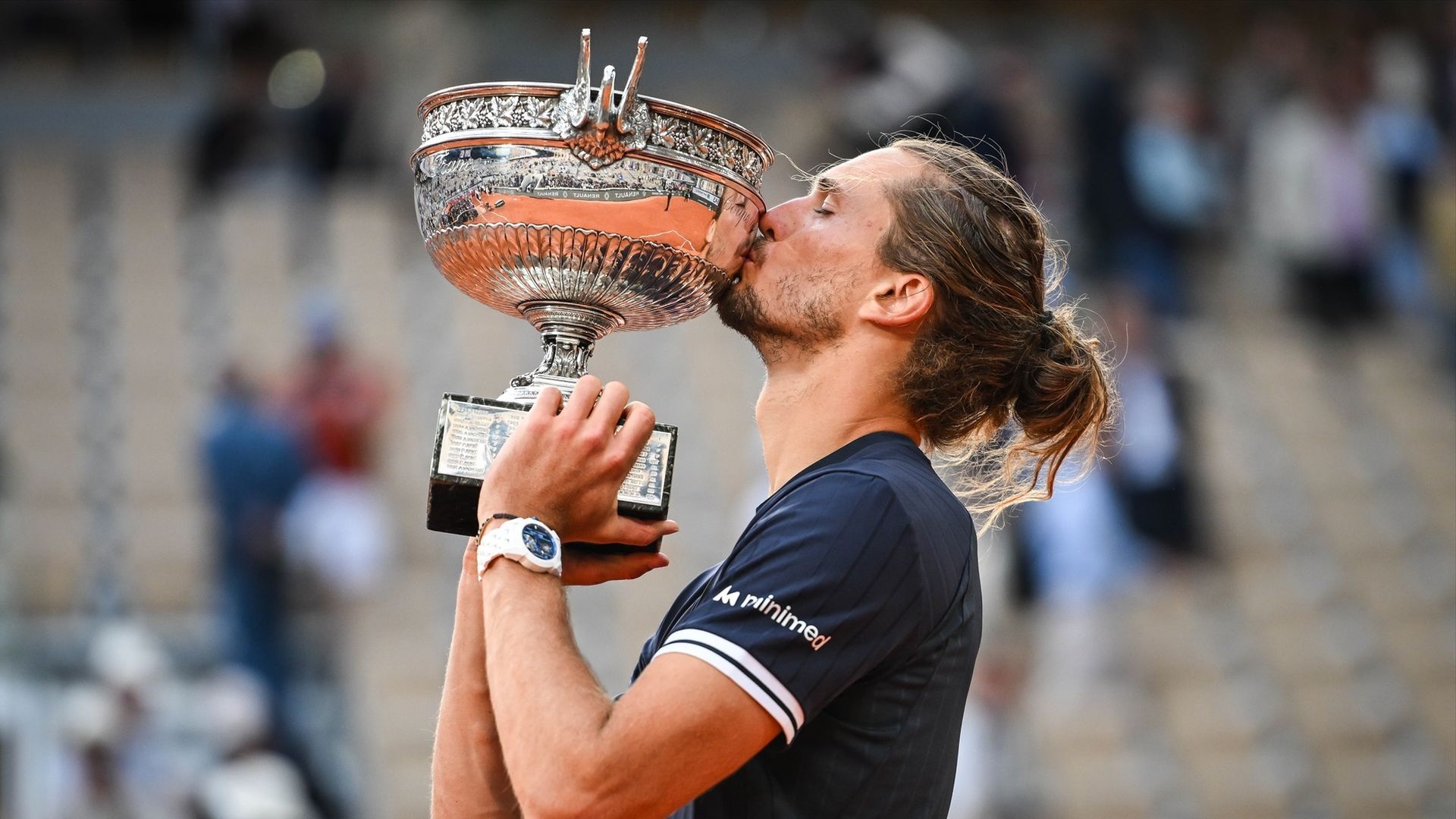Alexander Zverev y el trofeo de ganador de Roland Garros