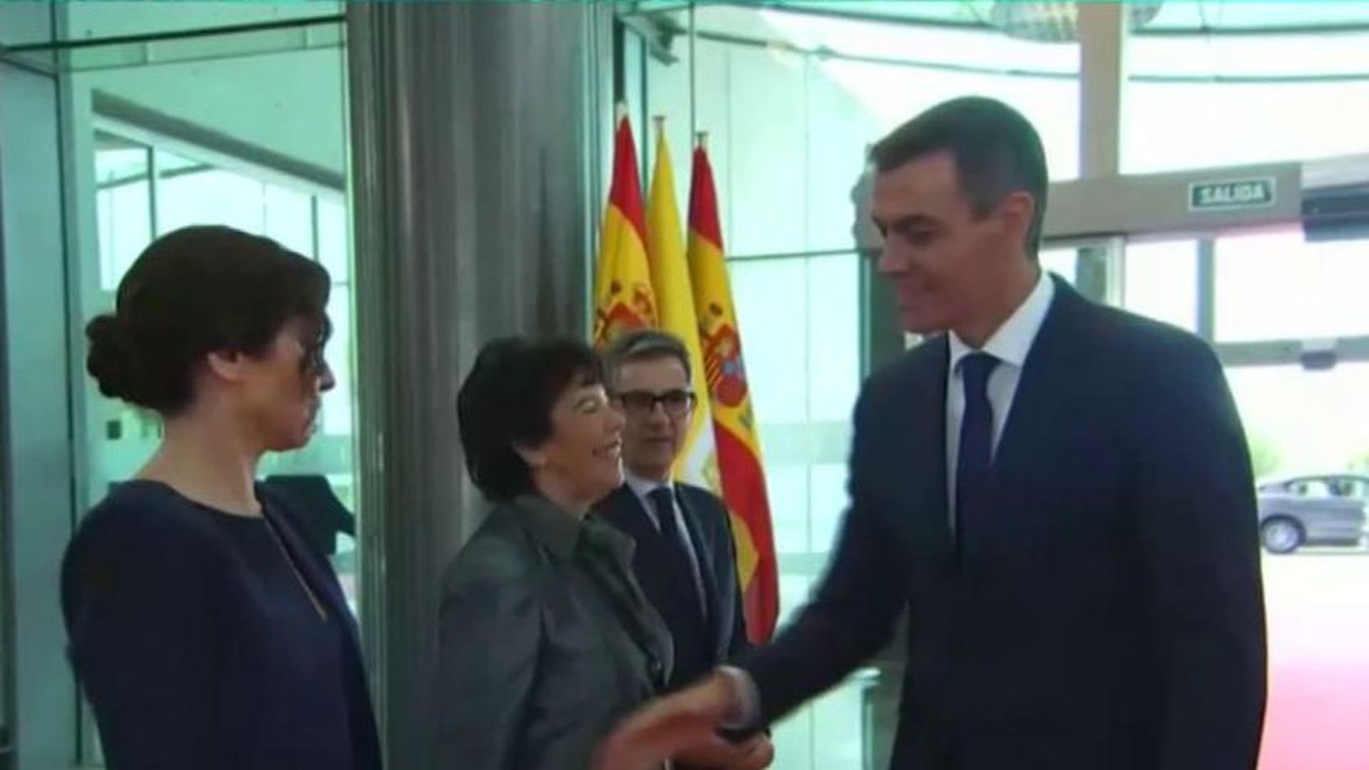Analizamos el saludo de Ayuso y Sánchez: "Es una forma de trasmitir poder y autodeterminación"