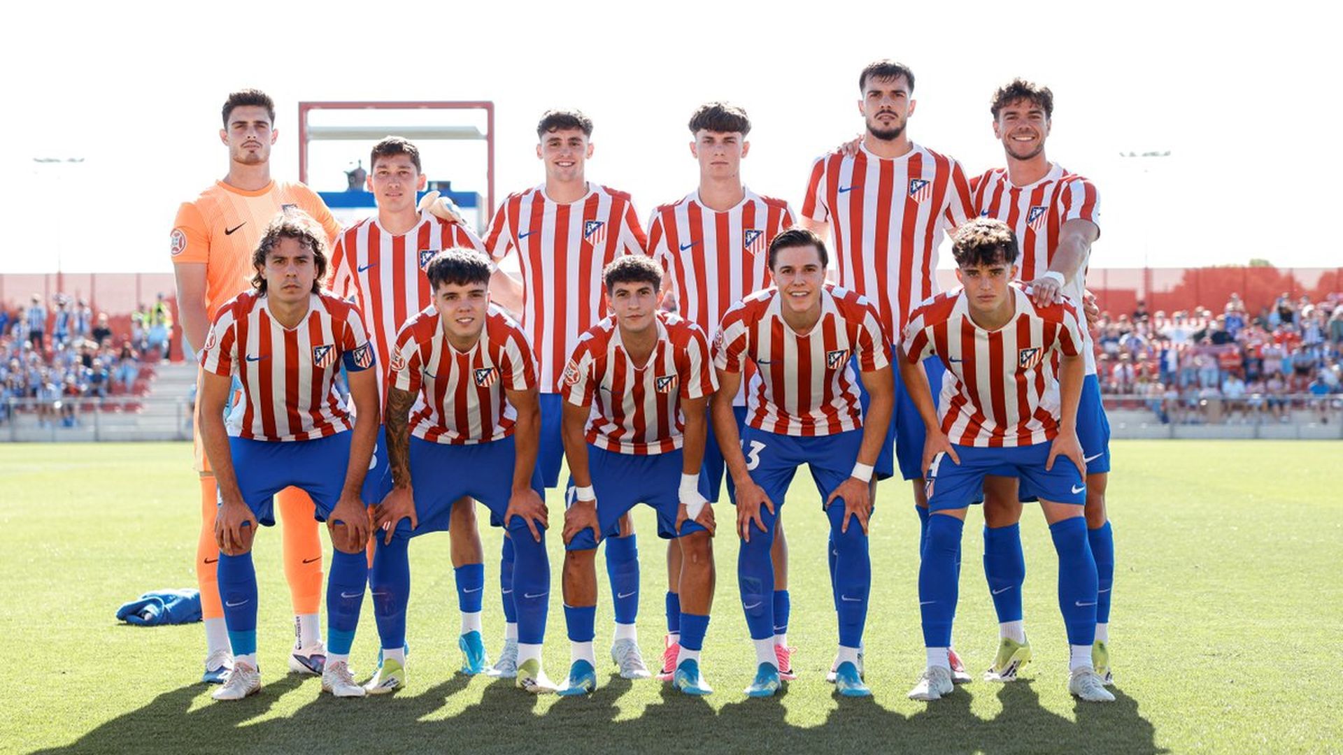 Arnau Ortiz posa junto al resto de sus compañeros