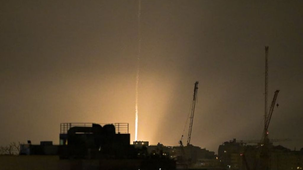 Irán e Israel se atacan mutuamente con misiles que caen de un lado y otro