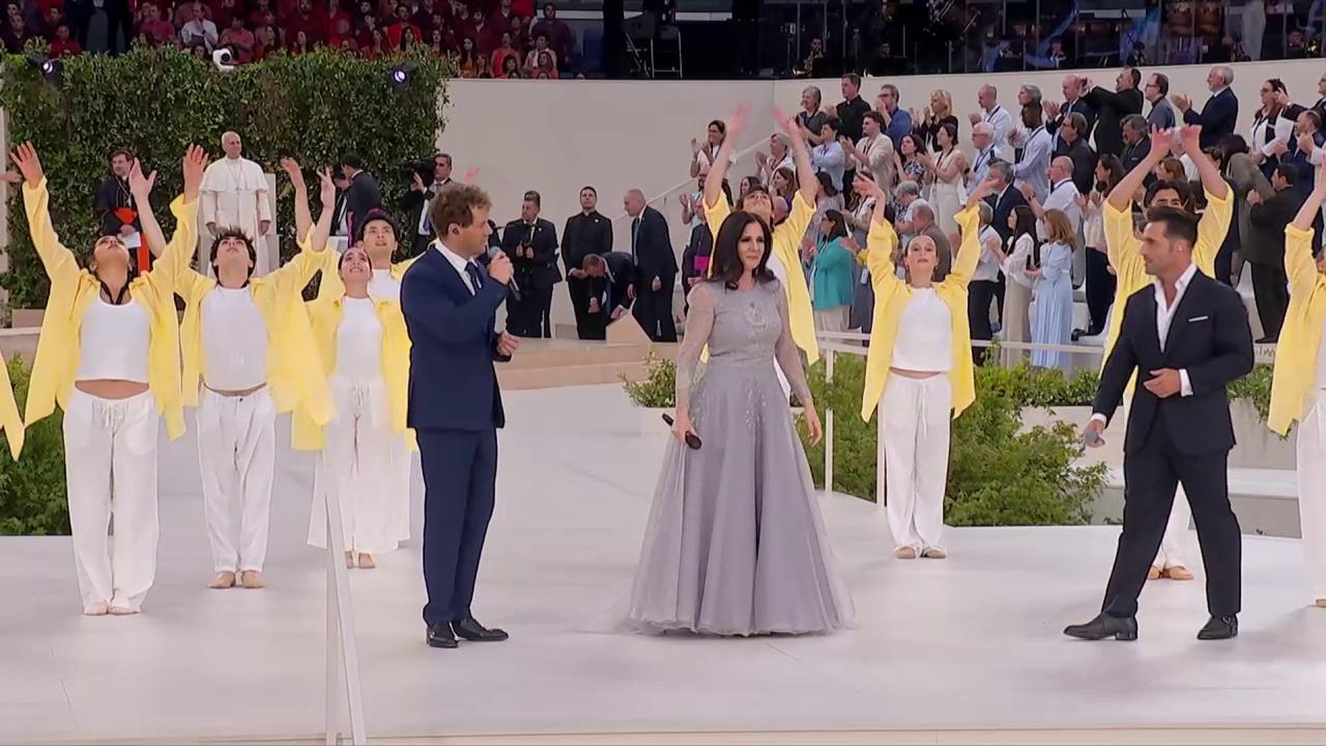 David Bustamante, Diana Navarro y Daniel Diges interpretan 'Alza la mirada', el himno oficial de la visita del Papa León XIV a España