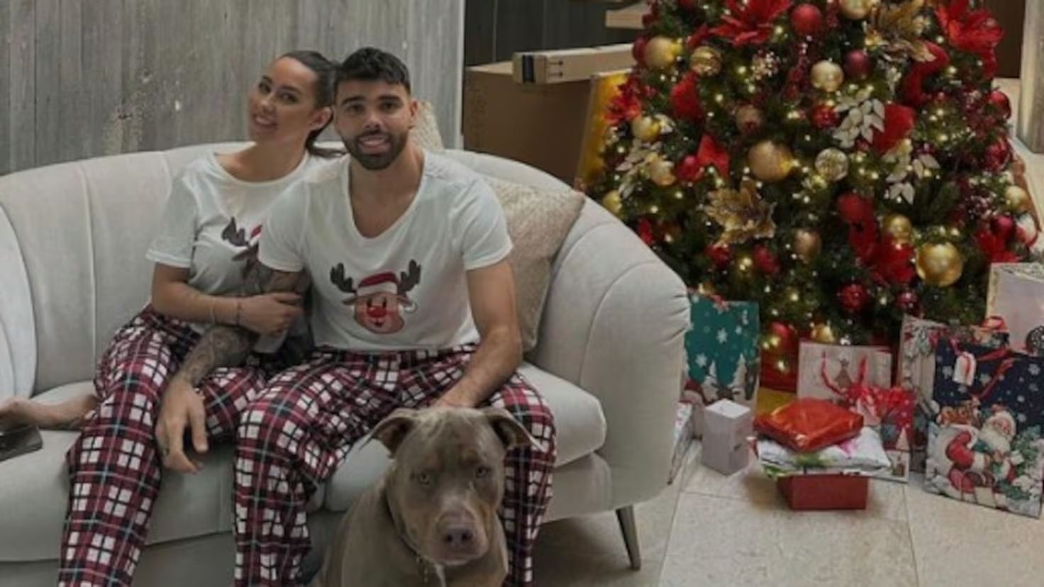 David Raya su pareja y su perro