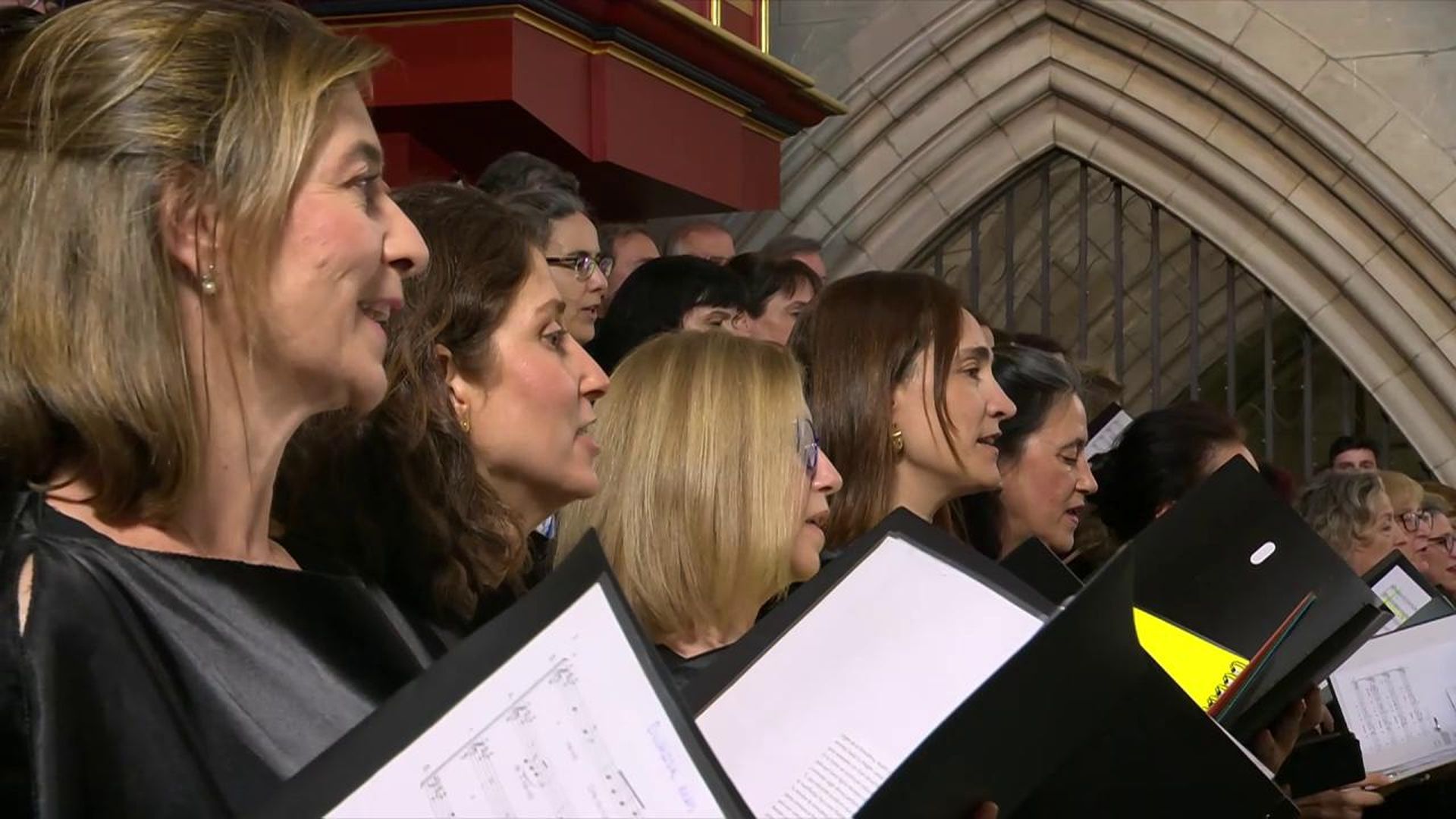 El coro interpreta el himno a la Virgen de la Almudena