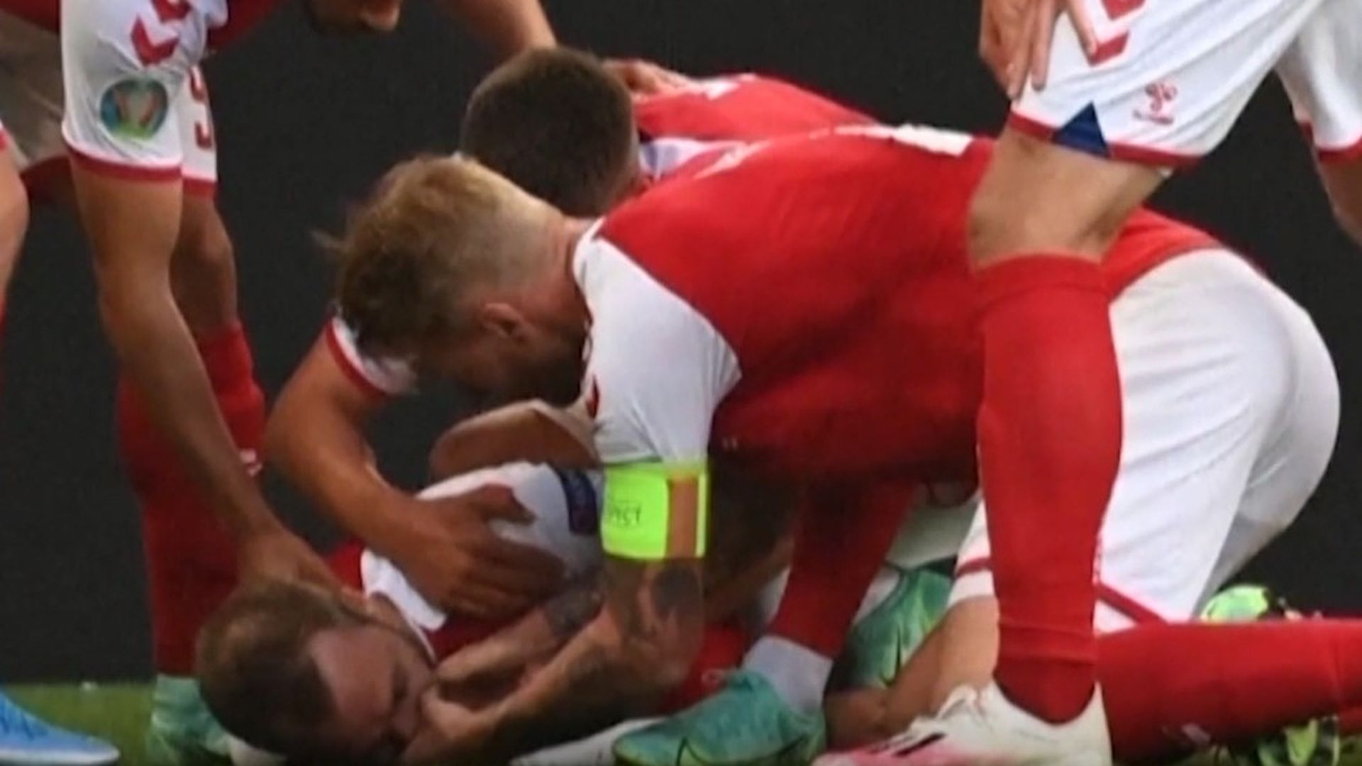 El futbolista Eriksen da otro susto tras desplomarse en pleno partido con Dinamarca: se encuentra bien y abandonó el campo por su propio pie