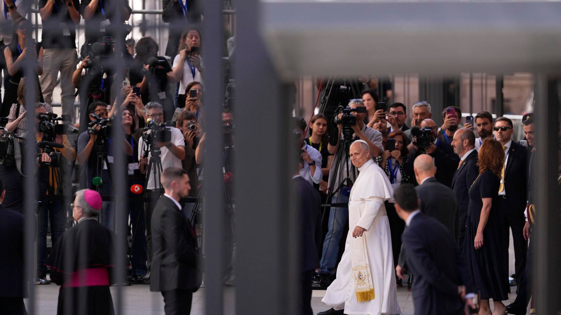 El papa León XIV a su salida del Congreso de los Diputados tras su histórico discurso