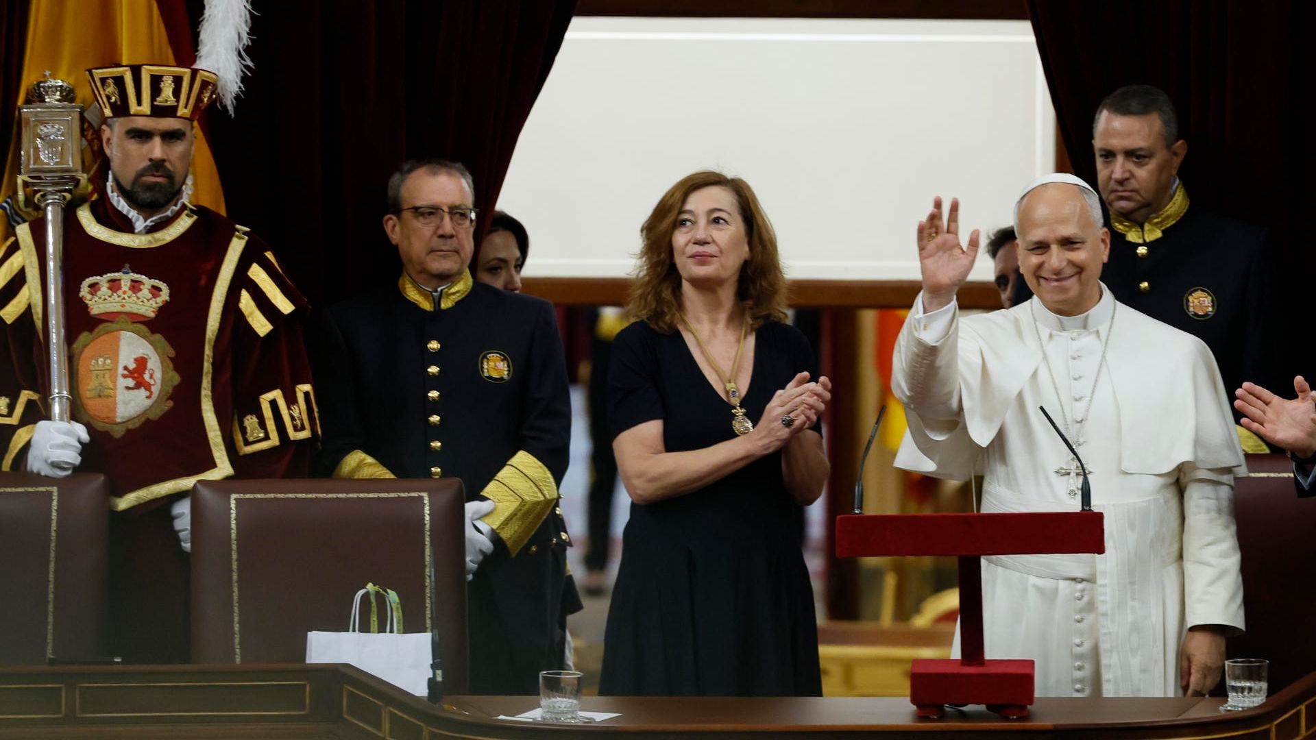 El papa León XIV es ovacionado tras su discurso en el Congreso