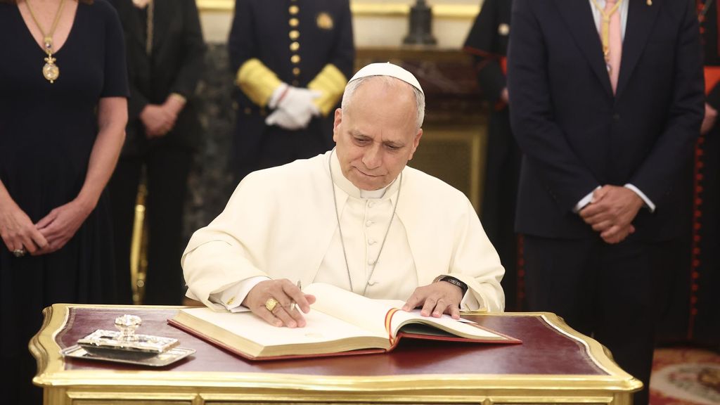 El momento en el que el papa León XIV firma el libro de honor del Congreso, en vídeo