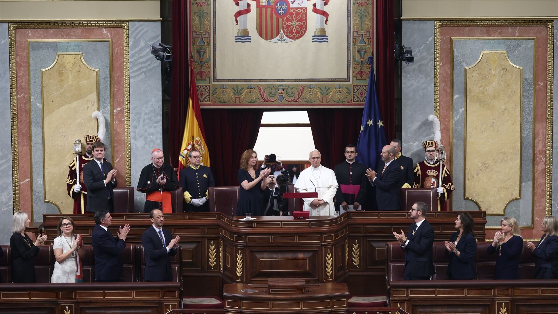 El papa León XIV recibe un aplauso durante su visita al Congreso de los Diputados