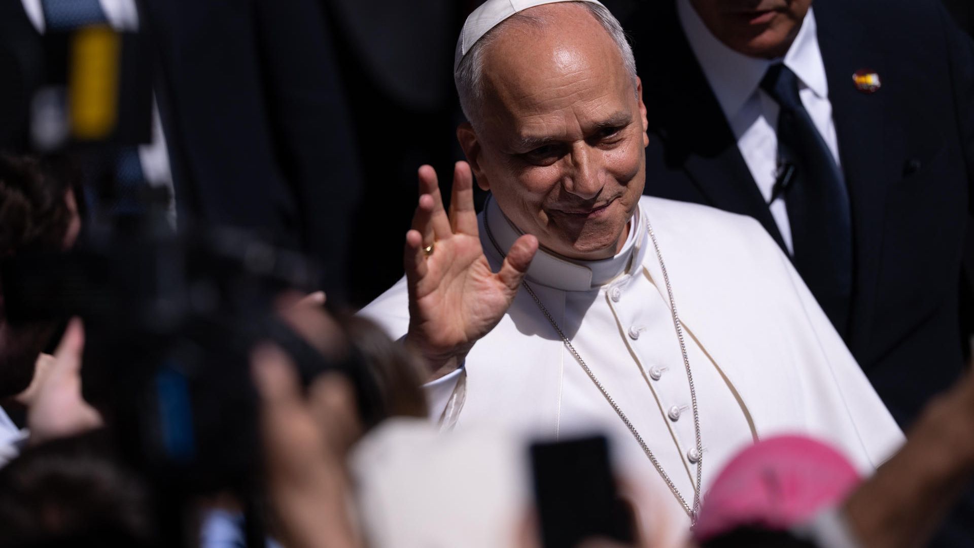 El papa León XIV saluda a los fieles tras su discurso en el Congreso