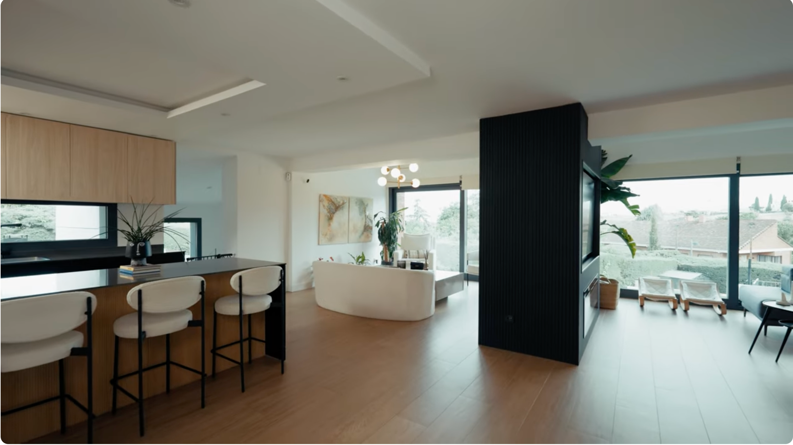 El salón de la casa de Estela conecta directamente con la cocina