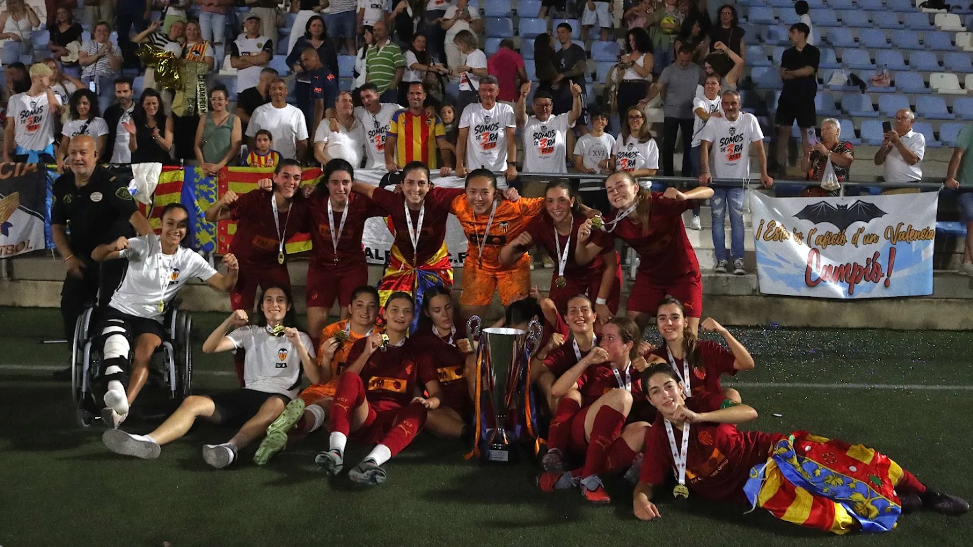 El Valencia CF Femenino ganó la Nostra Copa, Baraja, al fondo a la izquierda, observa orgulloso