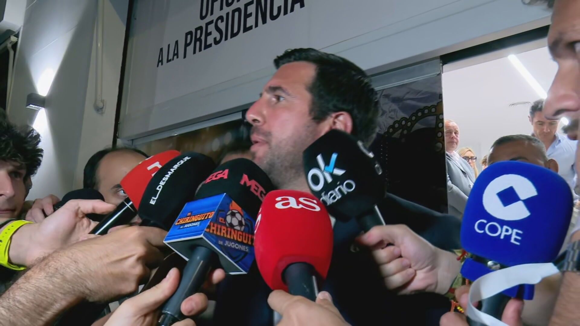 Enrique Riquelme, ante los medios.