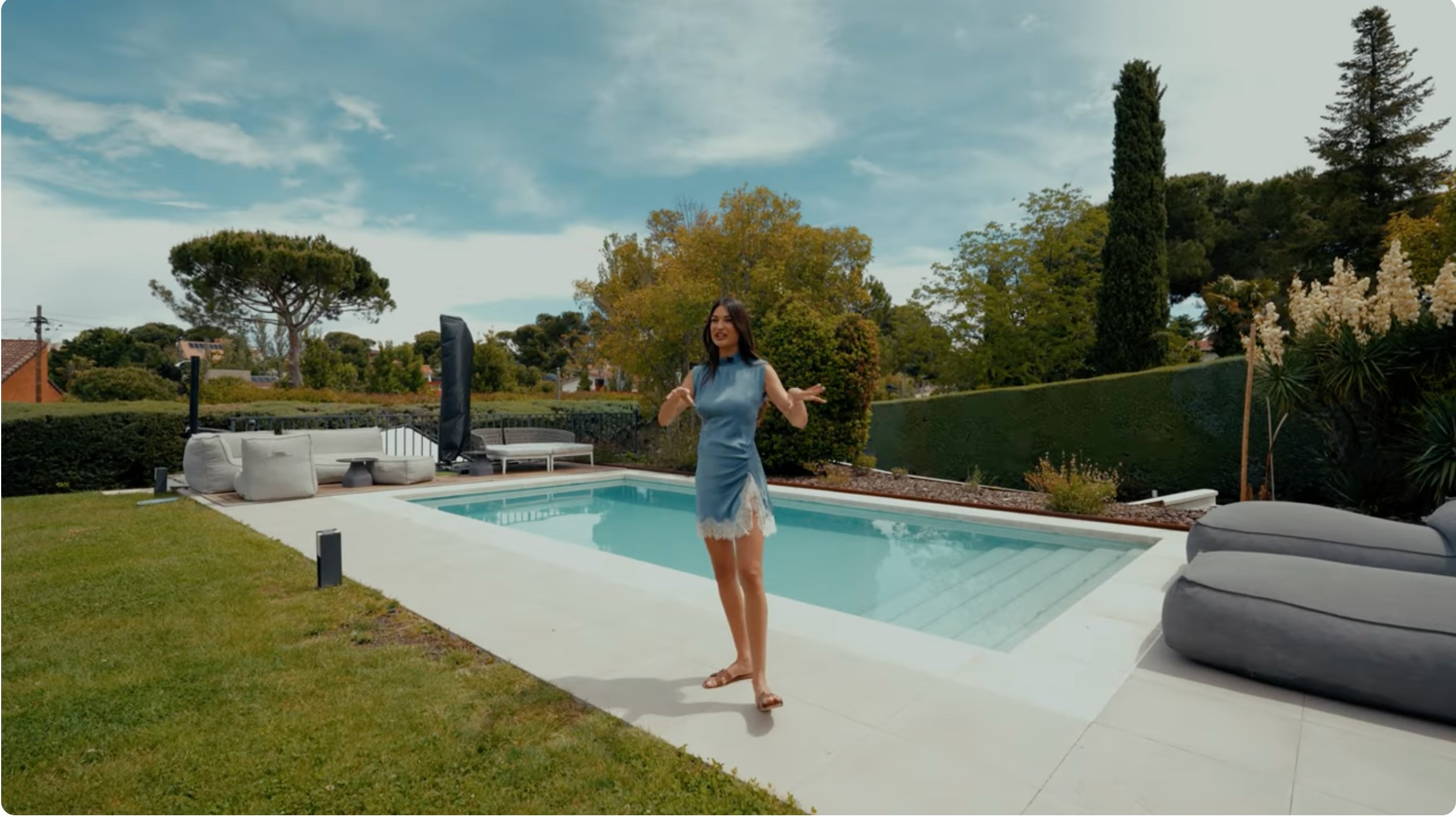Estela Grande en el jardín con piscina de su casa