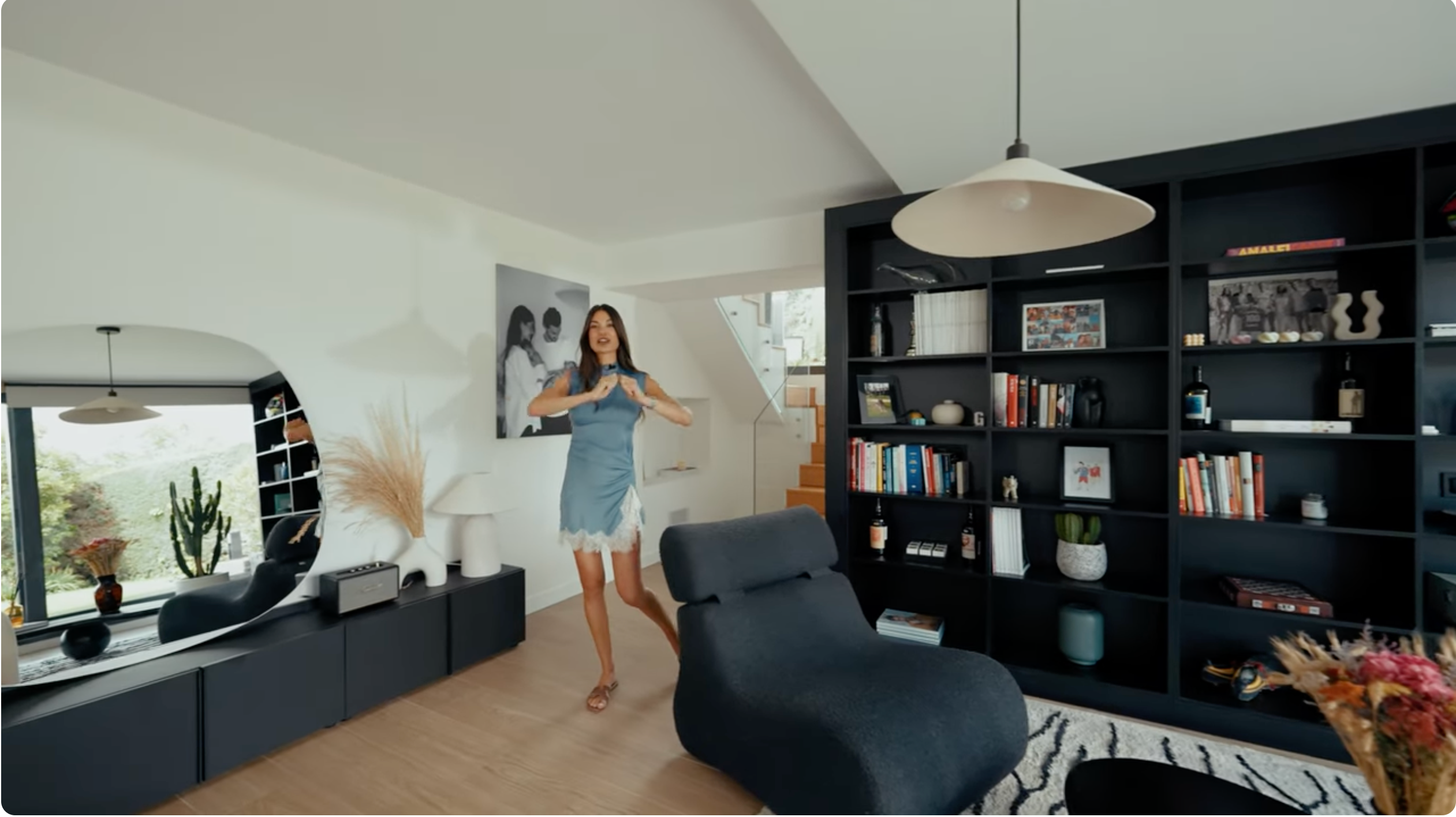 Estela Grande en el salón del piso inferior de su casa