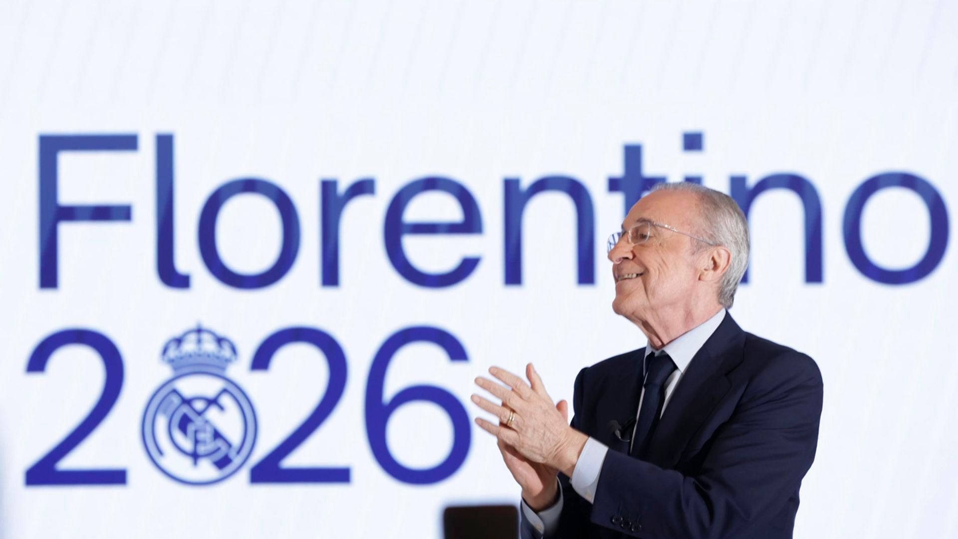 Florentino Pérez celebra su victoria en las elecciones al Real Madrid Florentino Pérez celebra su victoria en las elecciones al Real Madrid