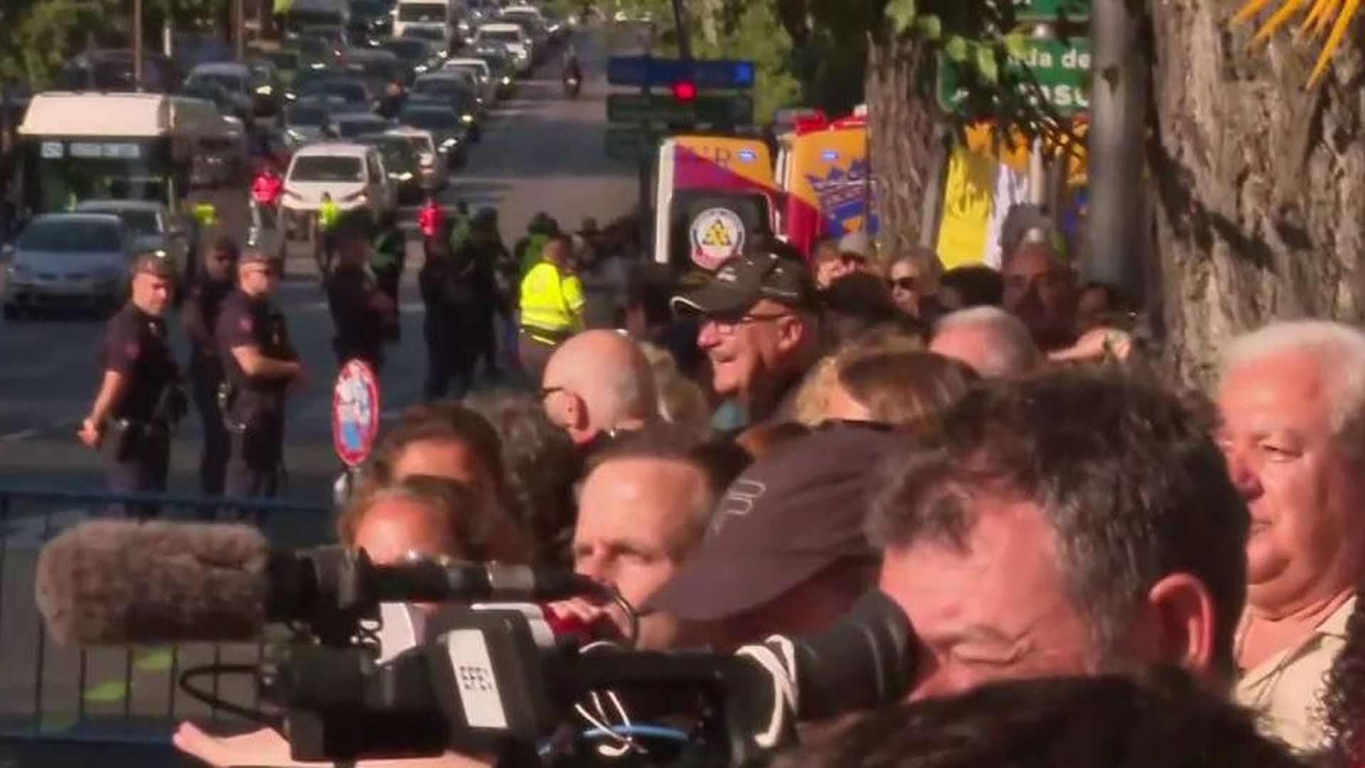 Gritos y abucheos a Pedro Sánchez en su llegada a la nunciatura con el Papa León XIV