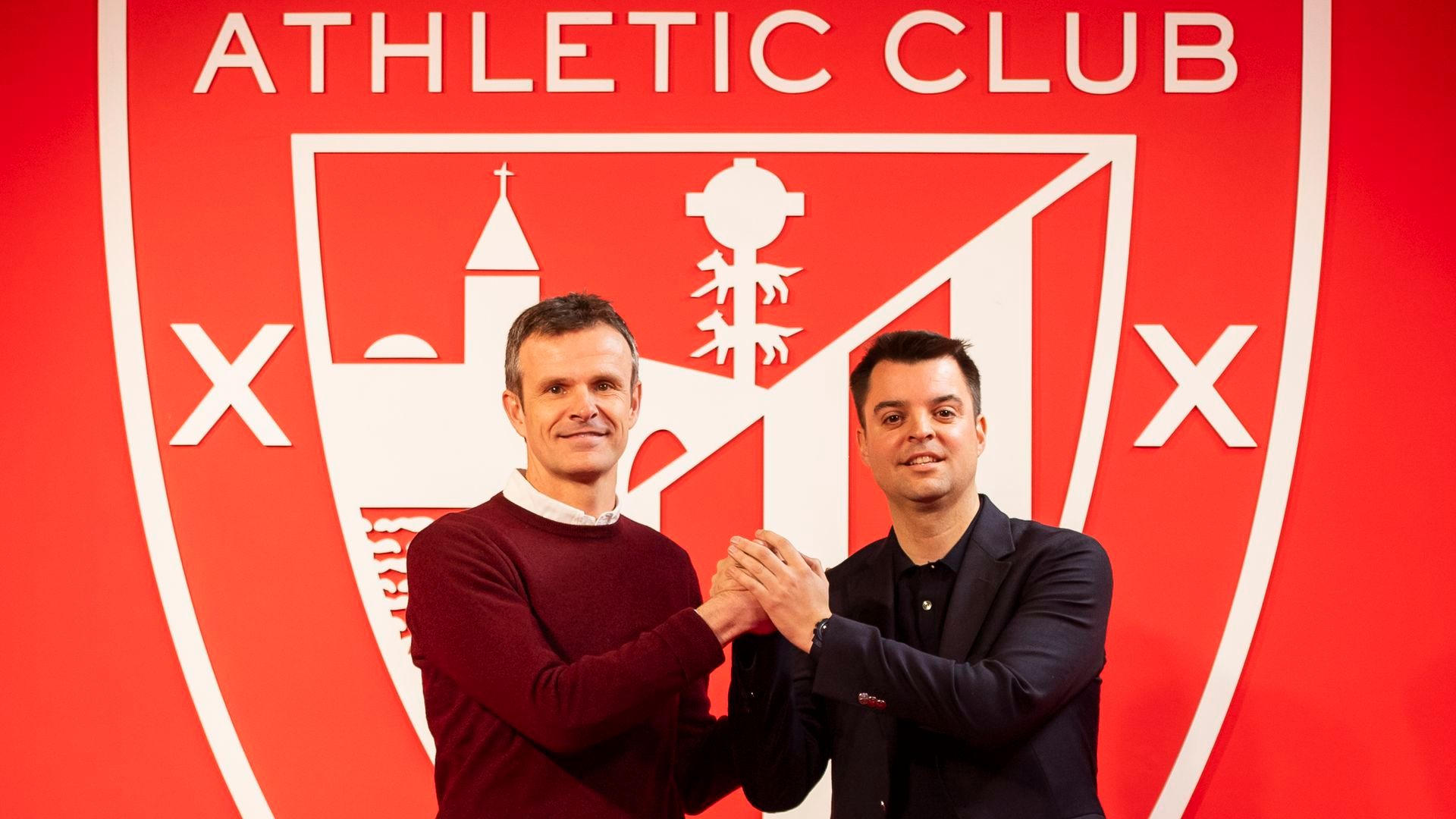 Jon Uriarte y Mikel González posan junto al escudo de los leones Jon Uriarte y Mikel González posan junto al escudo de los leones