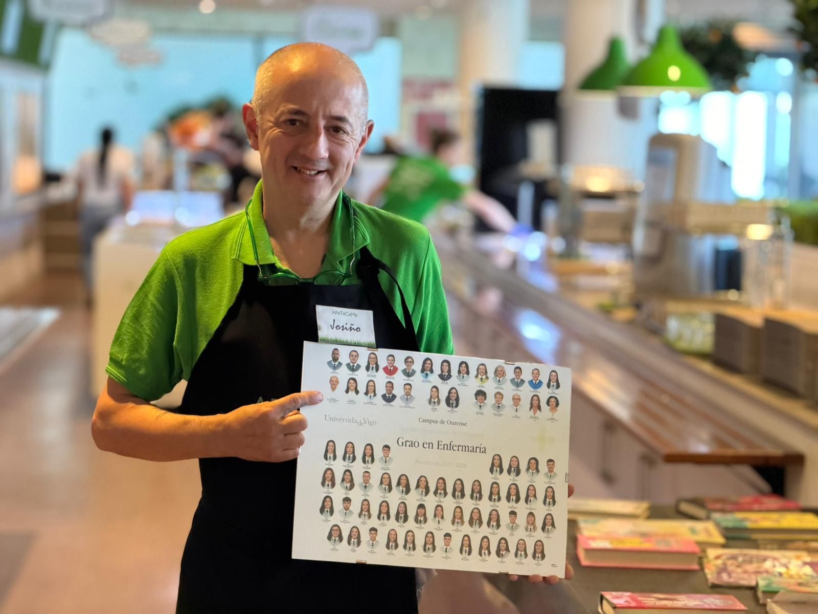 Josiño, trabajador de la cafetería del CHUO, en la orla de los graduados de Enfermería