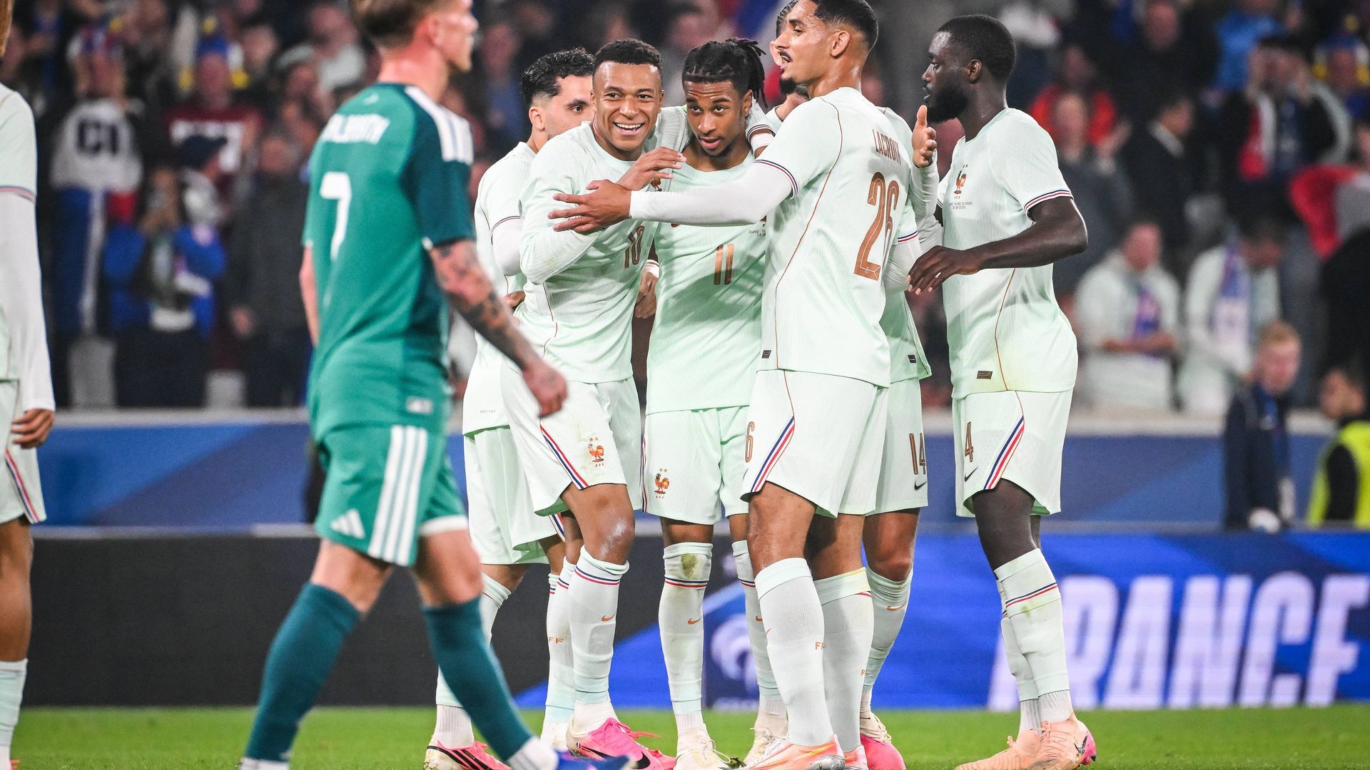Kylian Mbappé abraza a Michael Olise con Francia