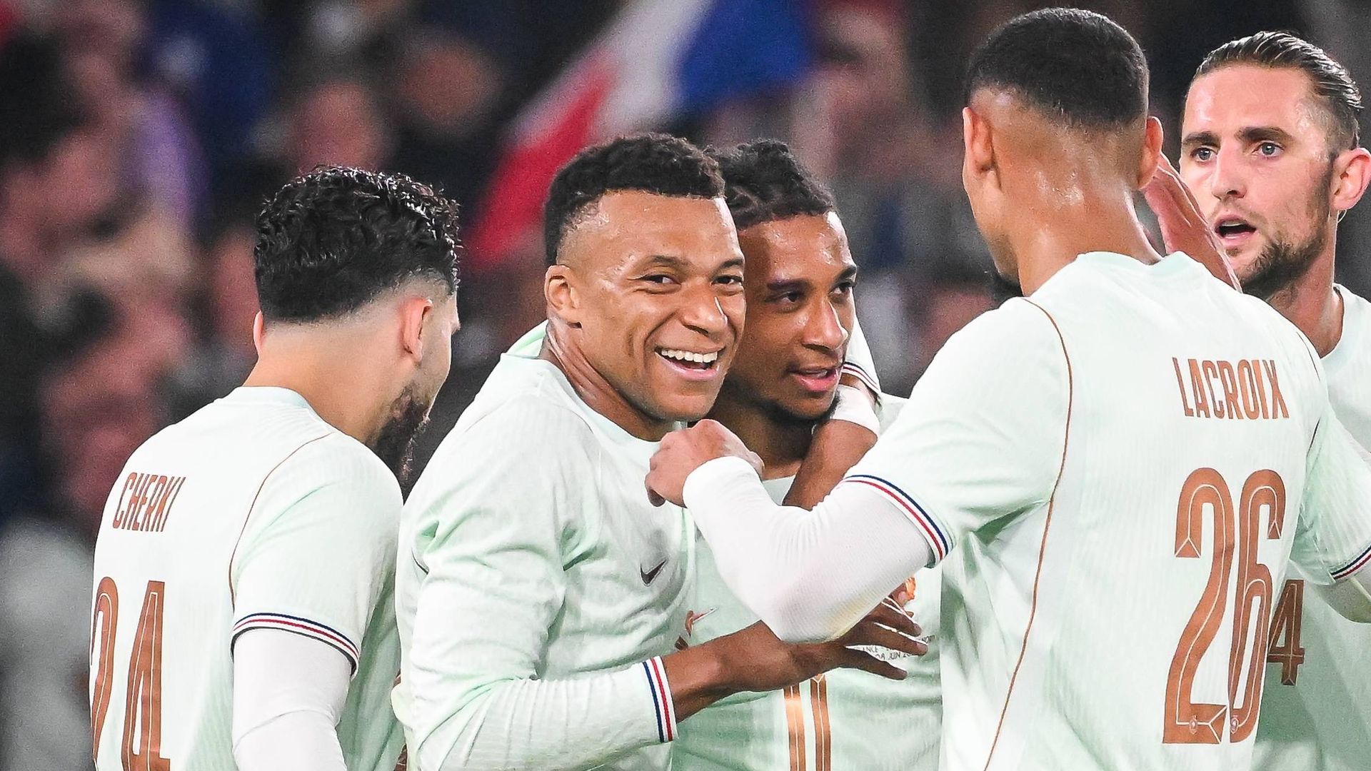 Kylian Mbappé abraza a Michael Olise con Francia Kylian Mbappé abraza a Michael Olise con Francia
