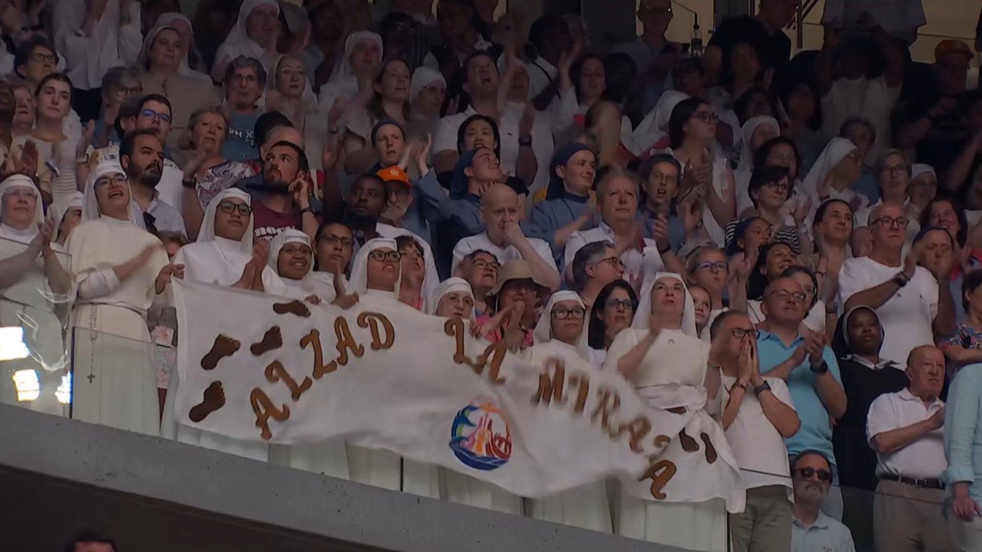 La ovación al papa Leon XIV en el Santiago Bernabéu durante más de cinco minutos