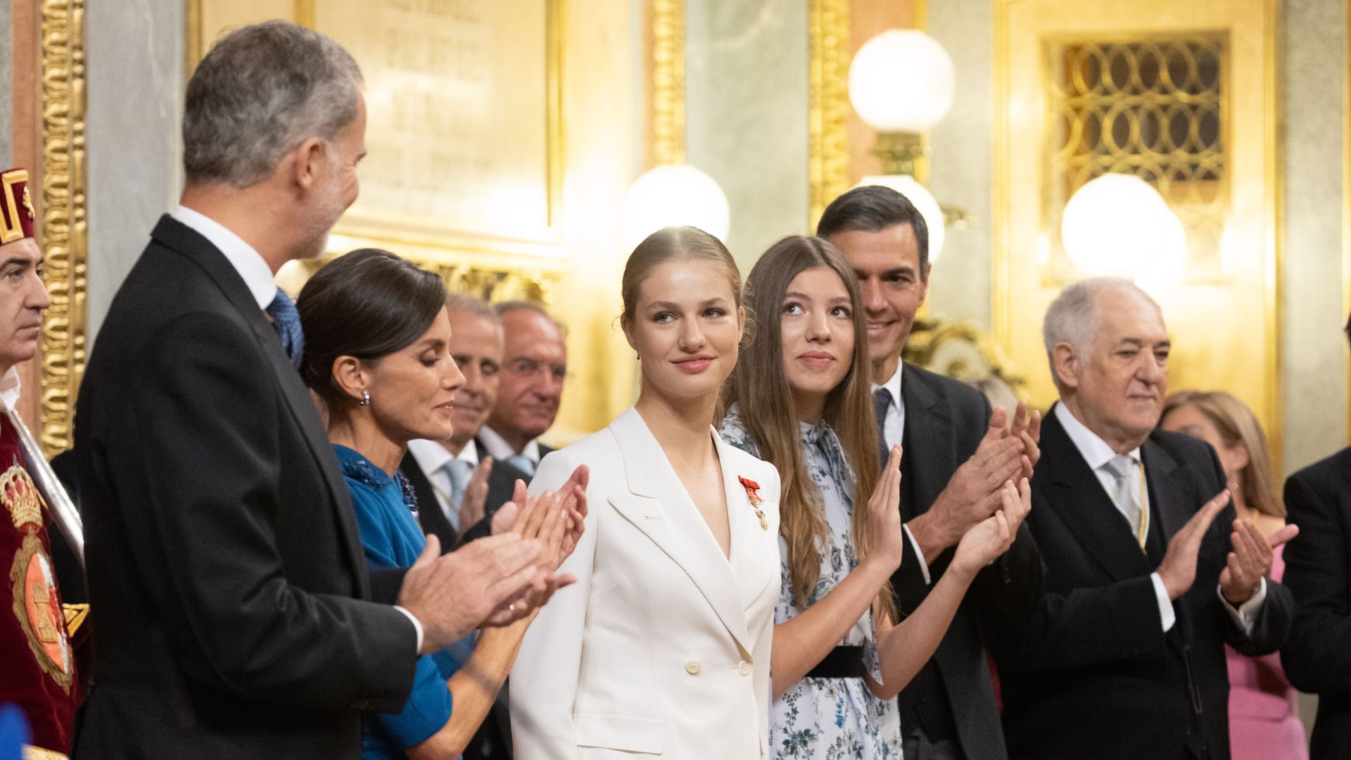 La princesa Leonor recibe una larguísima ovación tras jurar la Constitución en el Congreso de los Diputados La princesa Leonor recibe una larguísima ovación tras jurar la Constitución en el Congreso de los Diputados