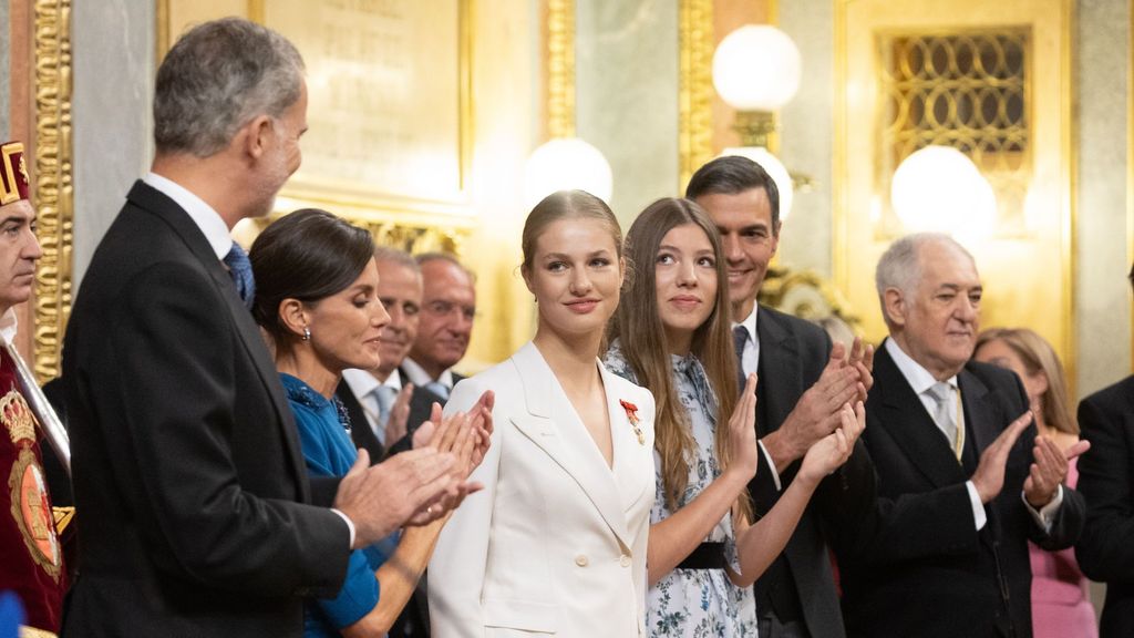 La princesa Leonor recibe una larguísima ovación tras jurar la Constitución en el Congreso de los Diputados