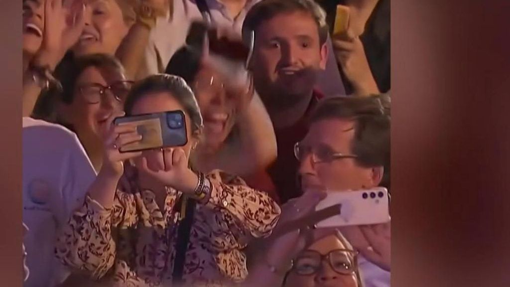 Las imágenes de Martínez -Almeida y su mujer bailando y disfrutando de la vigilia del Papa