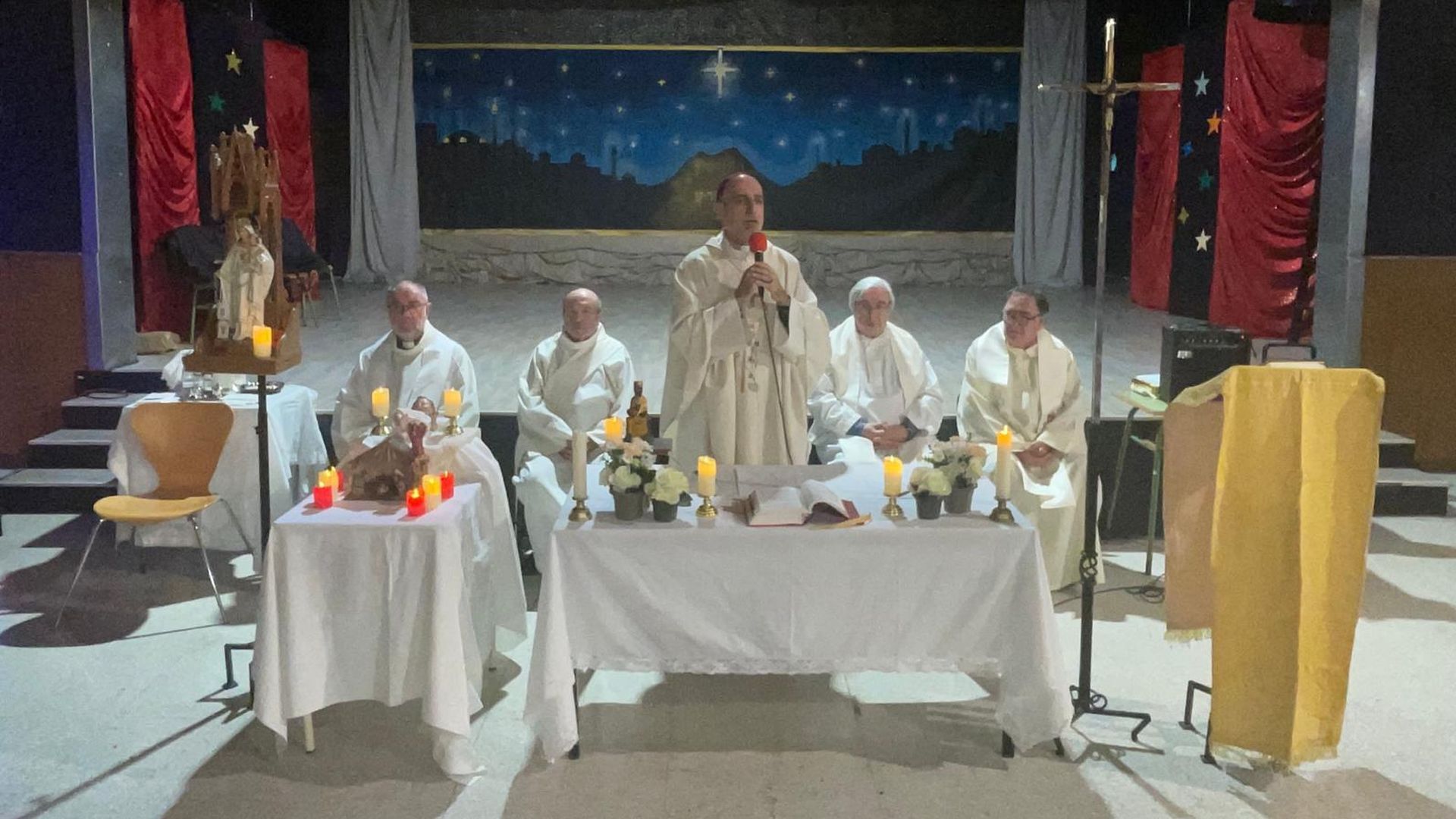 Las misas se celebran en el salón de actos de Brians 1