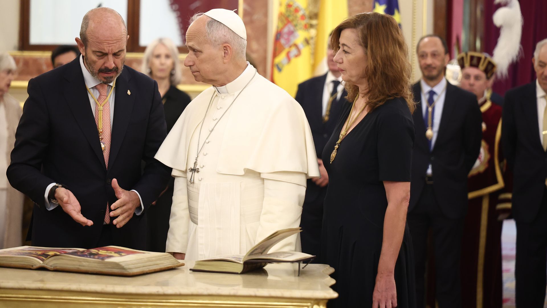 León XIV firma el libro de honor del Congreso