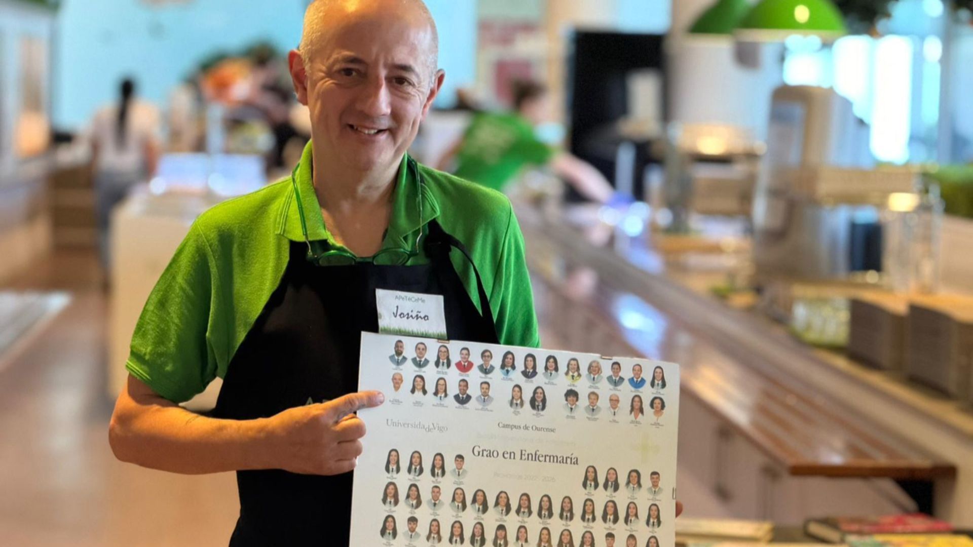 Los graduados de enfermería en Ourense eligen como padrinos de promoción a Josiño y Bea, dos trabajadores de la cafetería que son "familia"