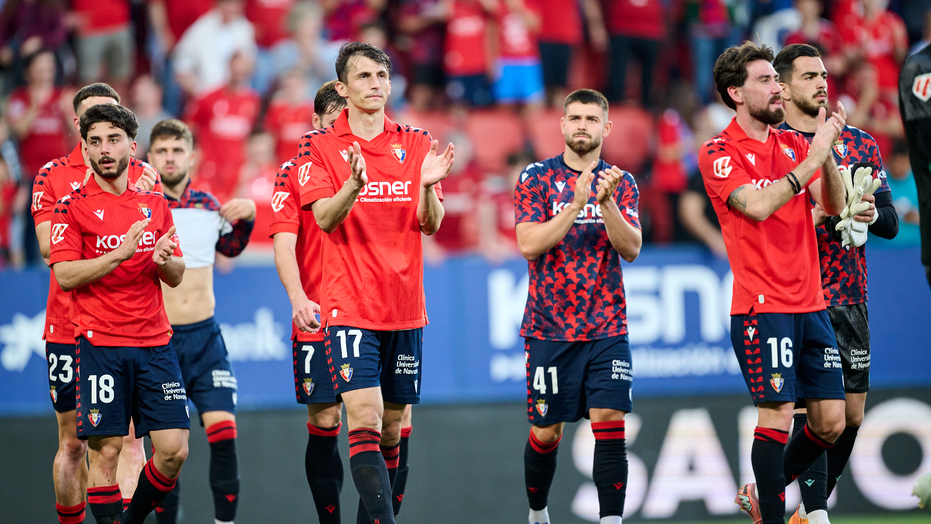 Los jugadores de Osasuna aplauden a su afición